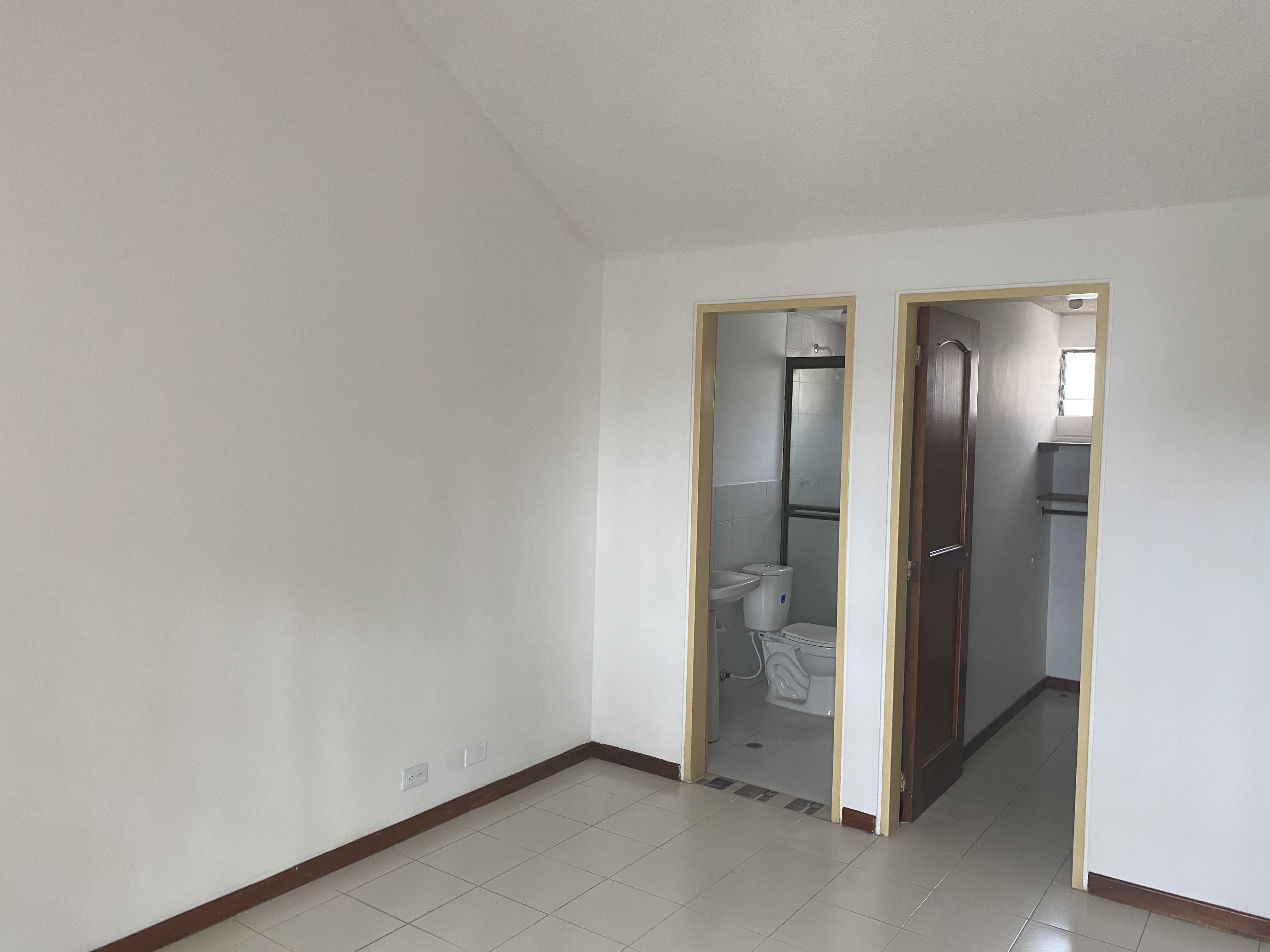 VENDO CASA DE DOS PISOS EN CONDOMINIO EN LA HACIENDA