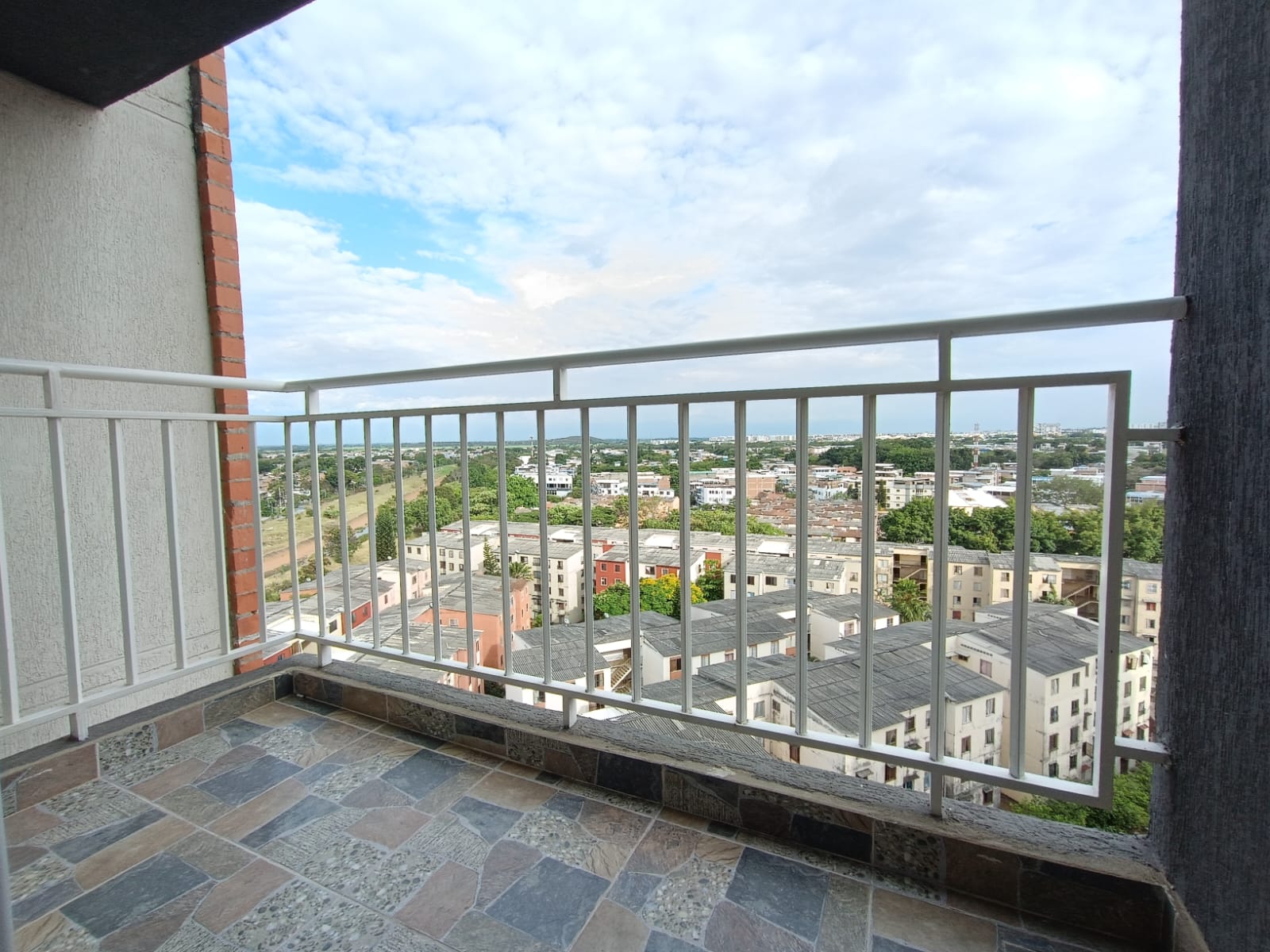 VENDO APARTAMENTO EN PISO 14 AL SUR DE CALI - CIUDAD 2000