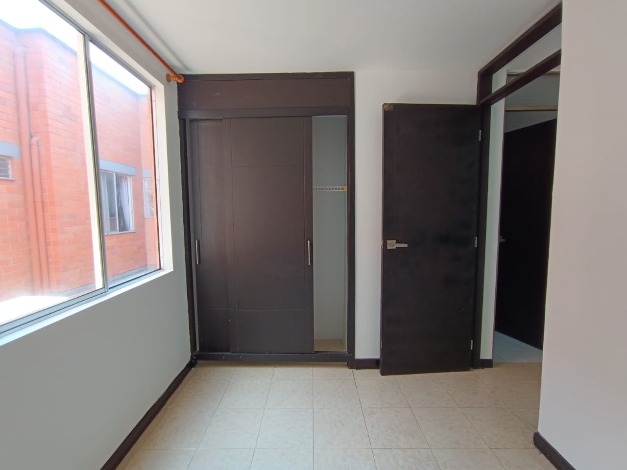 VENDO APARTAMENTO EN PISO 5 SIN ASCENSOR - EN CALICANTO