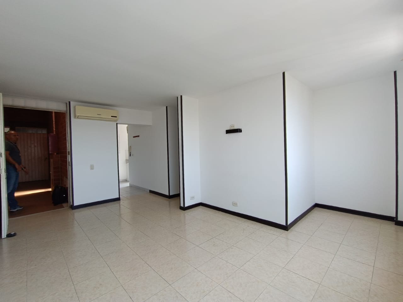 VENDO APARTAMENTO EN PISO 5 SIN ASCENSOR - EN CALICANTO