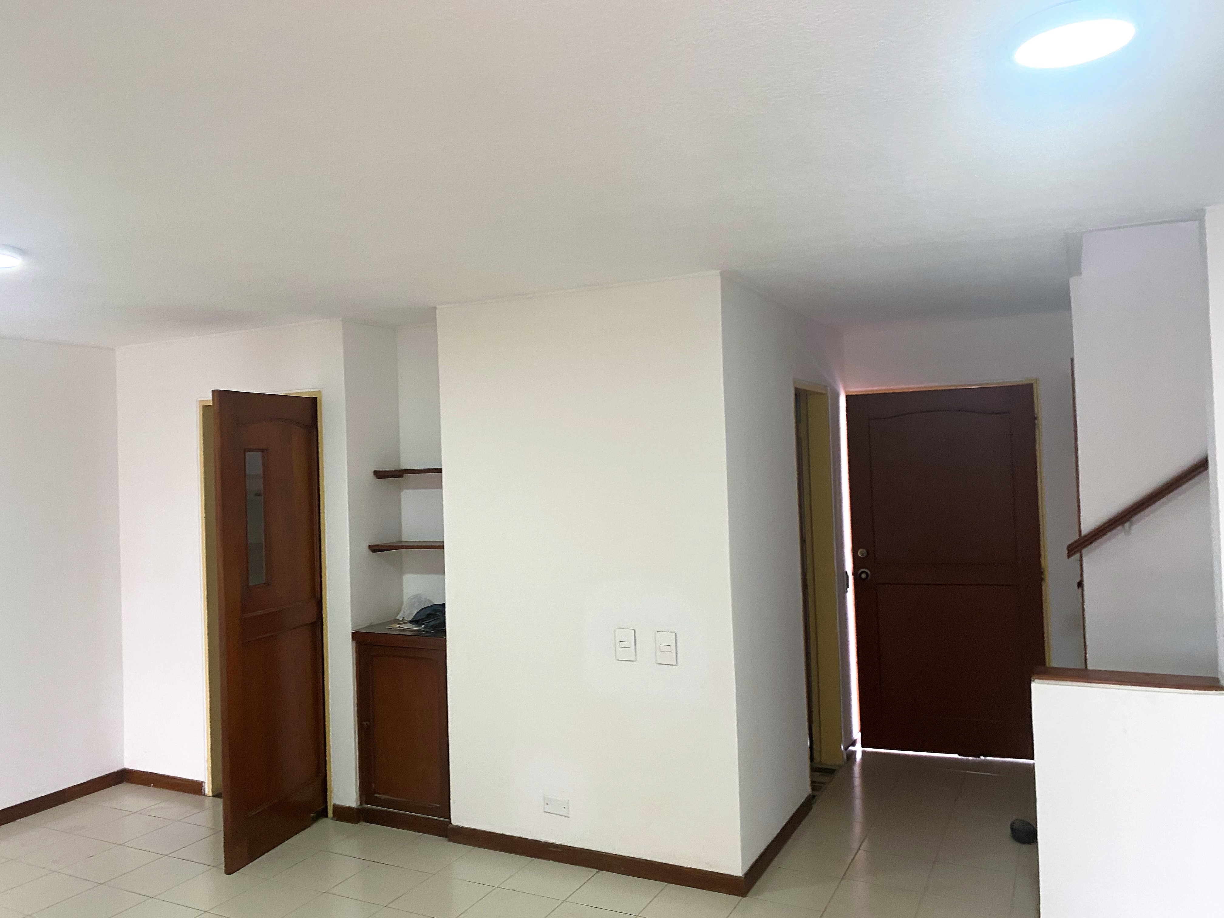 VENDO CASA DE DOS PISOS EN CONDOMINIO EN LA HACIENDA