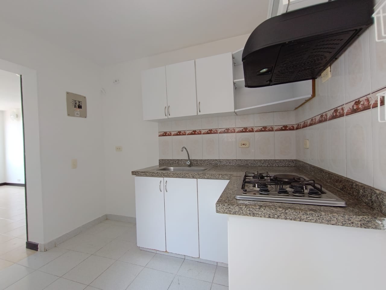 VENDO APARTAMENTO EN PISO 5 SIN ASCENSOR - EN CALICANTO