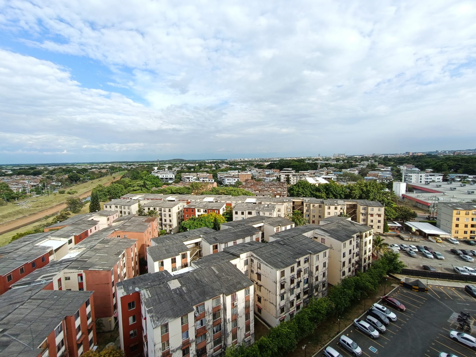 VENDO APARTAMENTO EN PISO 14 AL SUR DE CALI - CIUDAD 2000