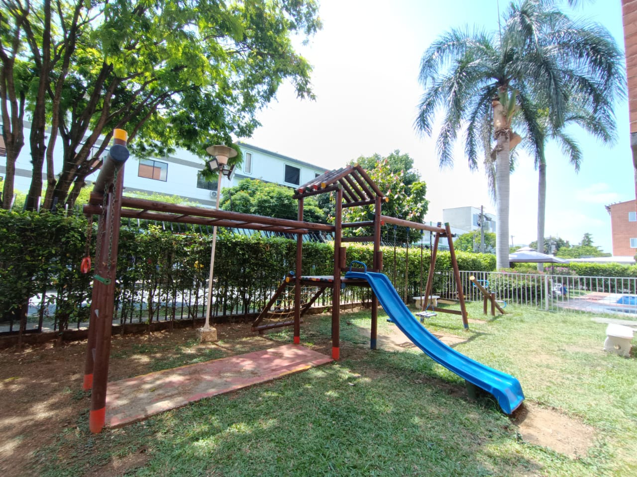 VENDO APARTAMENTO EN PISO 5 SIN ASCENSOR - EN CALICANTO