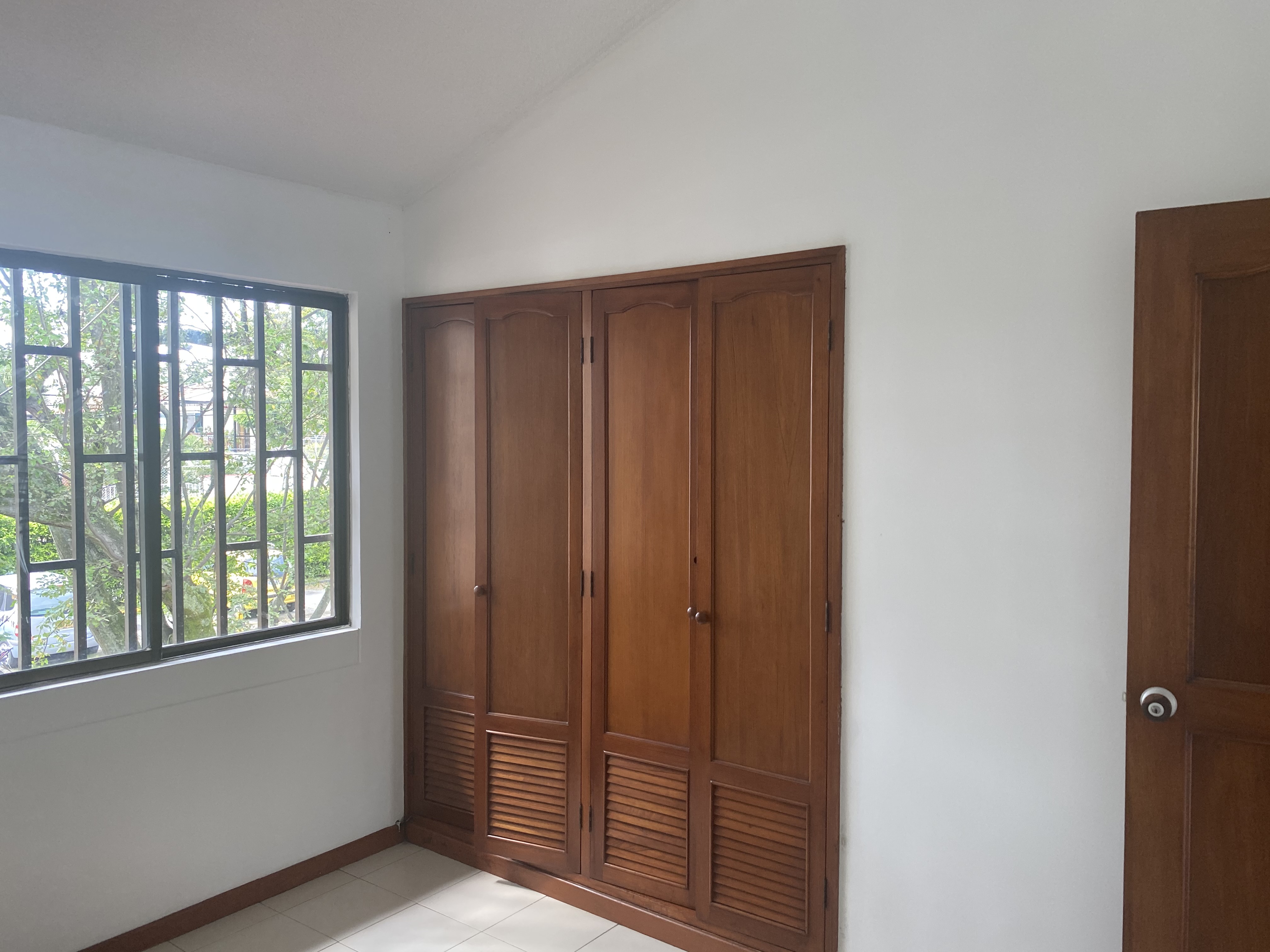 VENDO CASA DE DOS PISOS EN CONDOMINIO EN LA HACIENDA