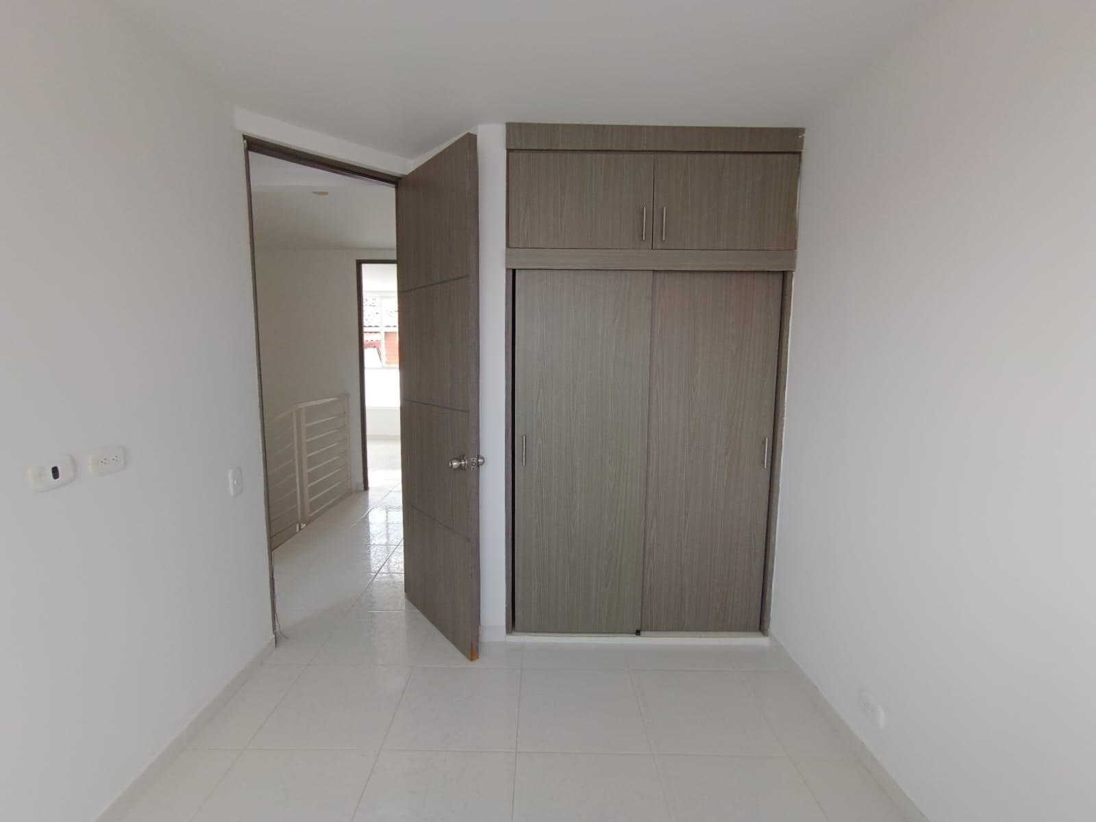 ARRIENDO CASA DE DOS PISOS EN CONJUNTO EN JAMUNDI - CONJUNTO ALEGRA