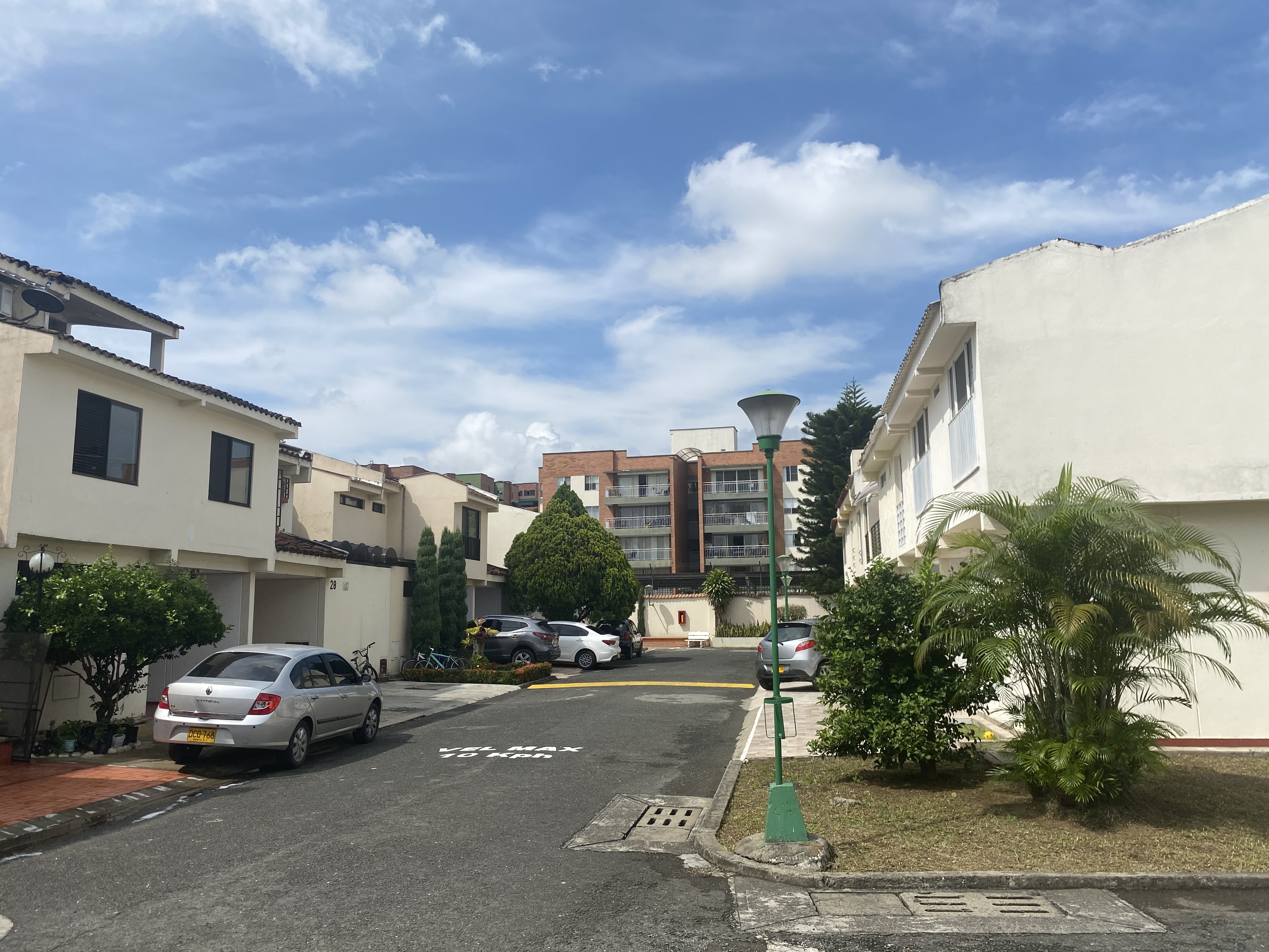 VENDO CASA DE DOS PISOS EN CONDOMINIO EN LA HACIENDA