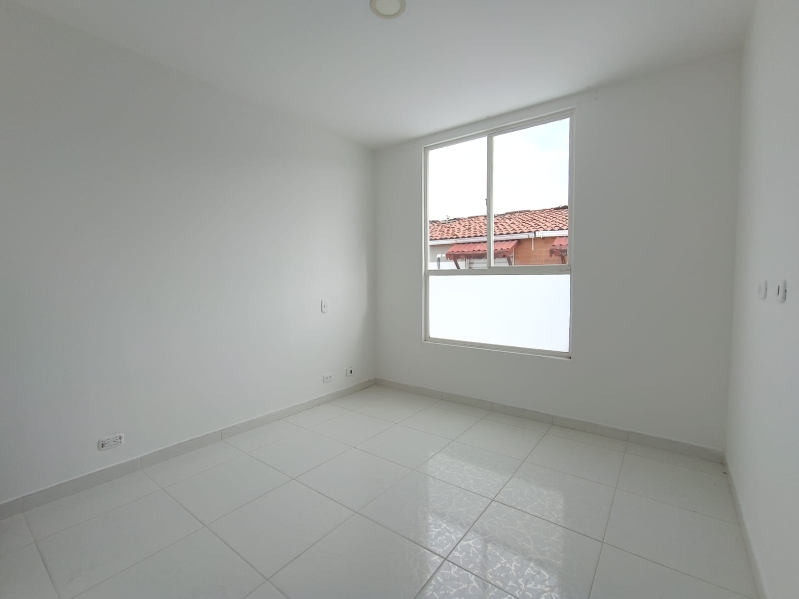 ARRIENDO CASA DE DOS PISOS EN CONJUNTO EN JAMUNDI - CONJUNTO ALEGRA