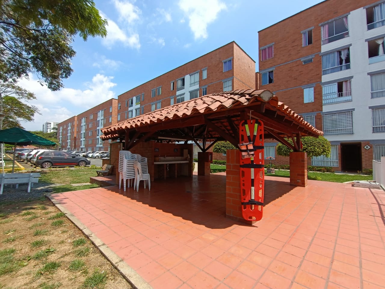 VENDO APARTAMENTO EN PISO 5 SIN ASCENSOR - EN CALICANTO