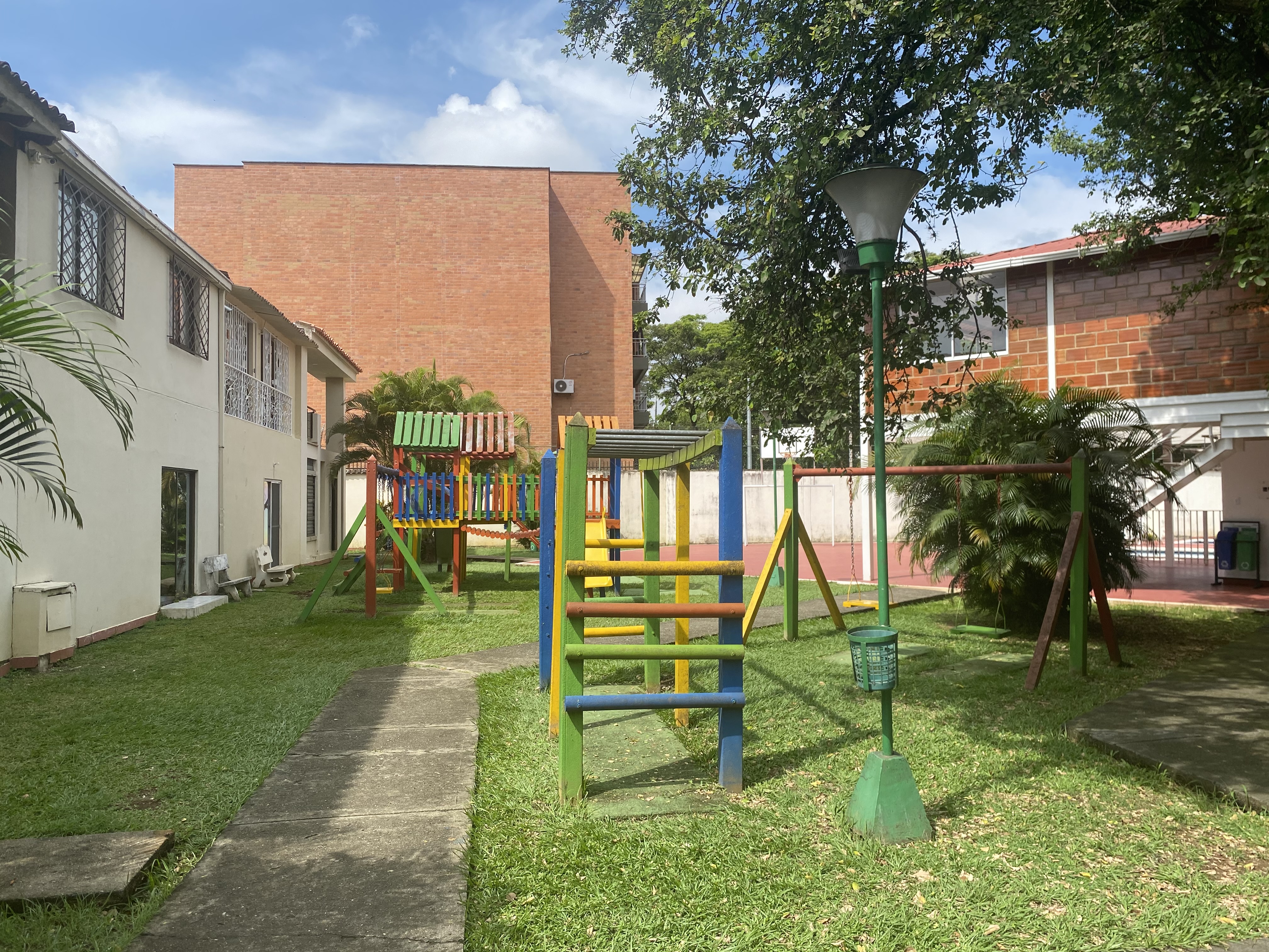 VENDO CASA DE DOS PISOS EN CONDOMINIO EN LA HACIENDA