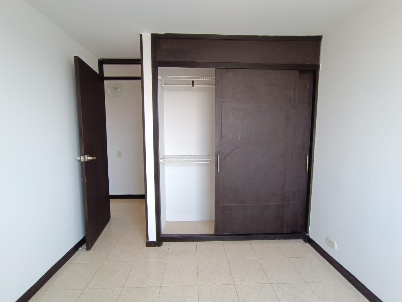 VENDO APARTAMENTO EN PISO 5 SIN ASCENSOR - EN CALICANTO
