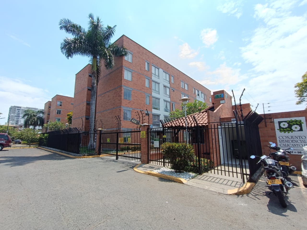 VENDO APARTAMENTO EN PISO 5 SIN ASCENSOR - EN CALICANTO
