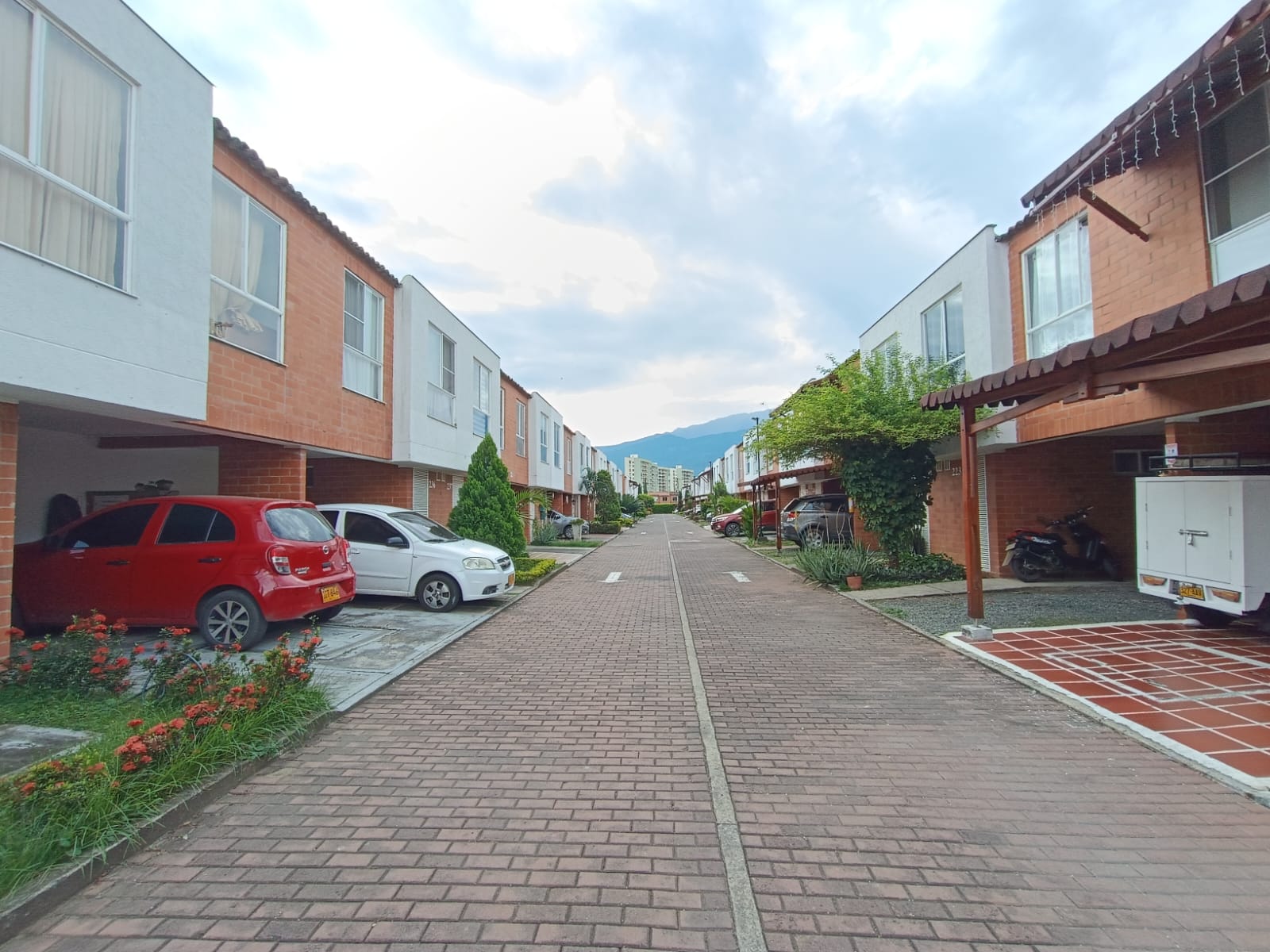 ARRIENDO CASA DE DOS PISOS EN CONJUNTO EN JAMUNDI - CONJUNTO ALEGRA