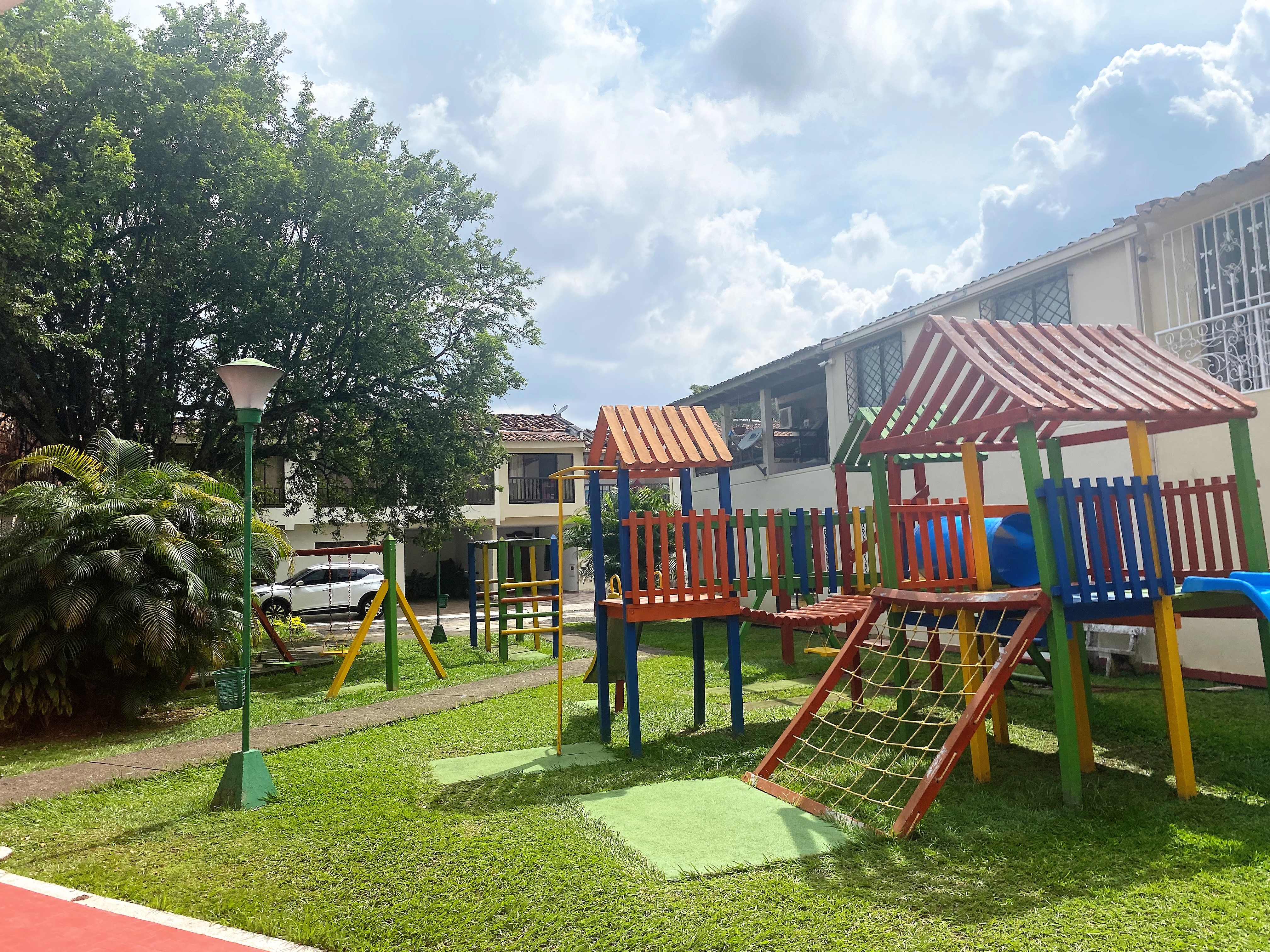 VENDO CASA DE DOS PISOS EN CONDOMINIO EN LA HACIENDA