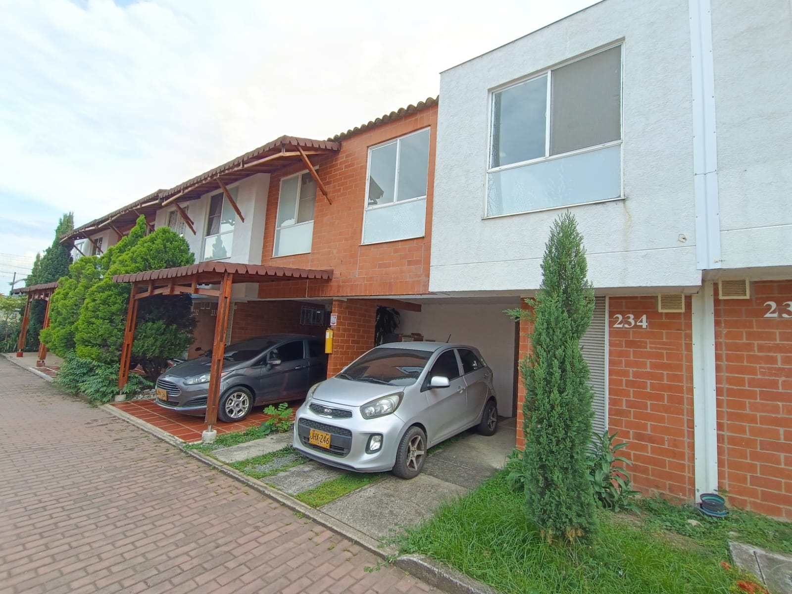 ARRIENDO CASA DE DOS PISOS EN CONJUNTO EN JAMUNDI - CONJUNTO ALEGRA