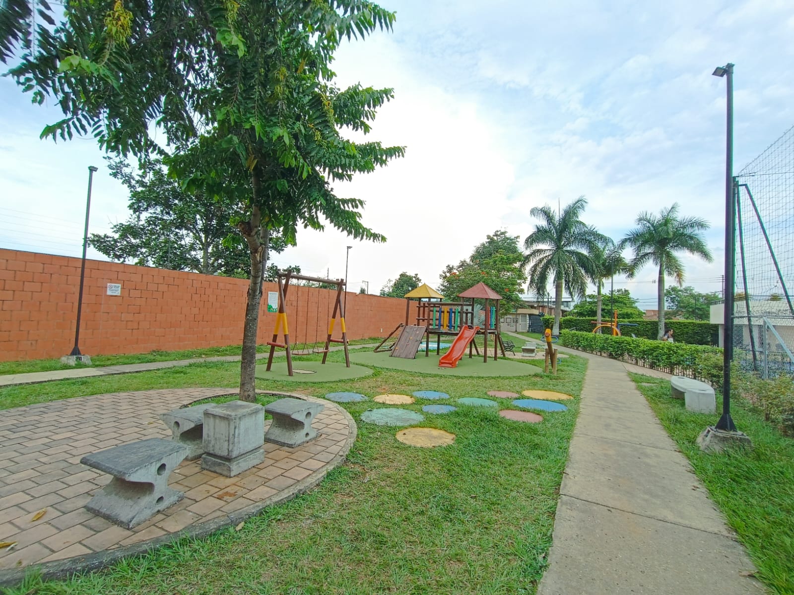 ARRIENDO CASA DE DOS PISOS EN CONJUNTO EN JAMUNDI - CONJUNTO ALEGRA