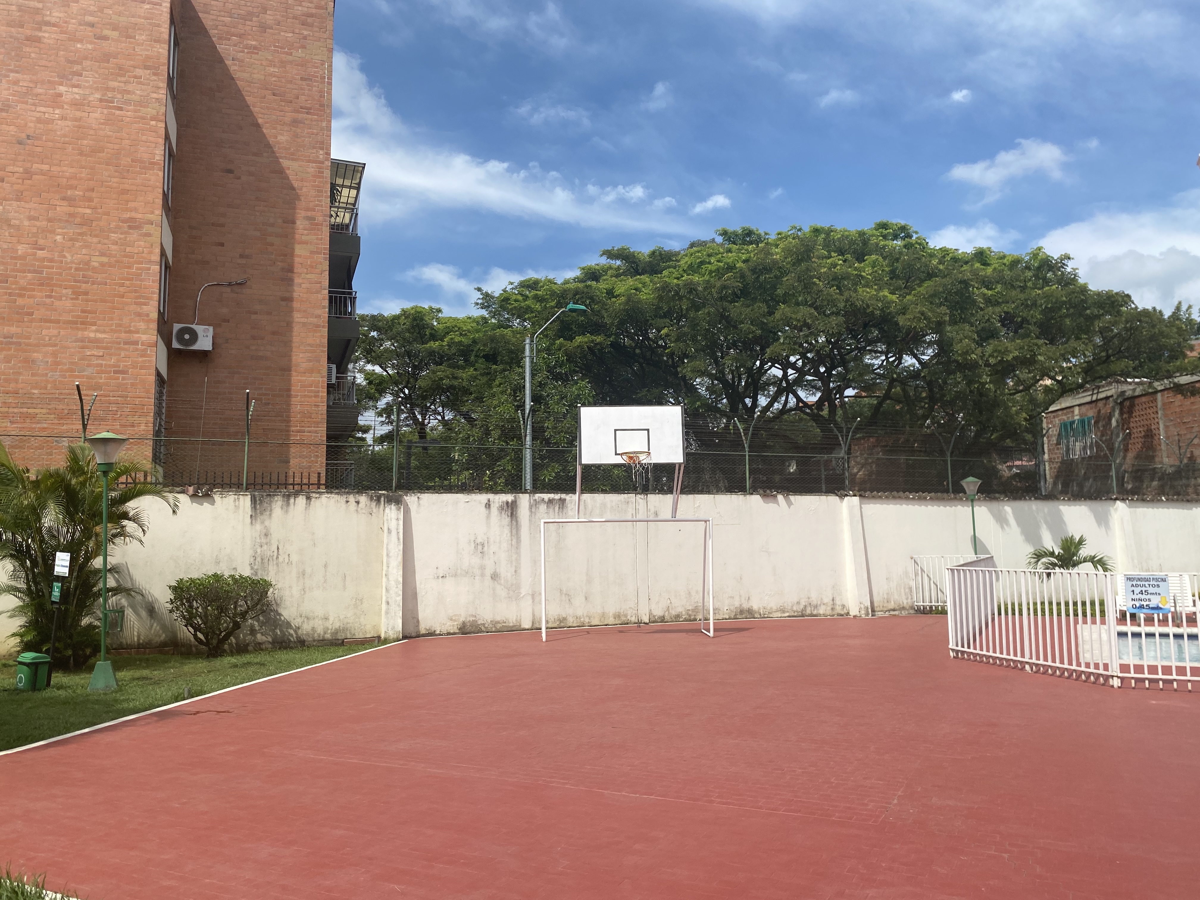 VENDO CASA DE DOS PISOS EN CONDOMINIO EN LA HACIENDA