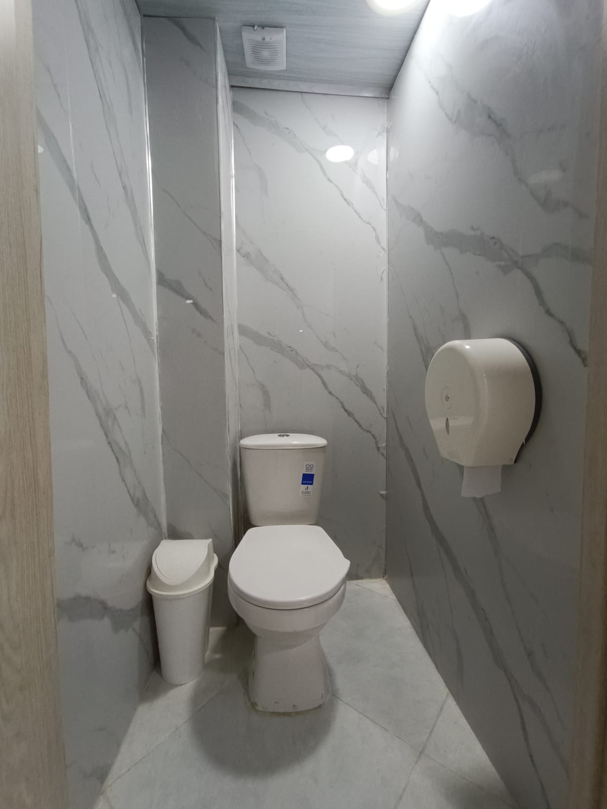 OFICINA PARA ARRIENDO Y PARA ESTRENAR EN EL BARRIO LA FLORA