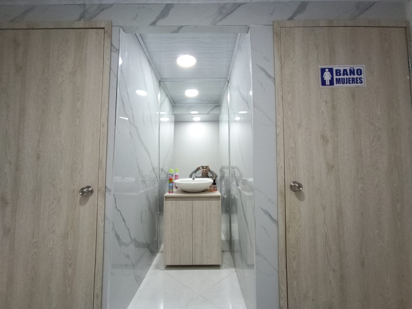 OFICINA PARA ARRIENDO Y PARA ESTRENAR EN EL BARRIO LA FLORA