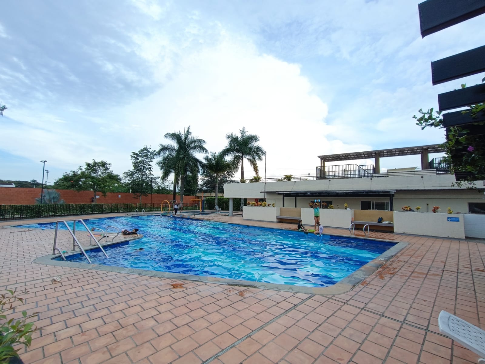 ARRIENDO CASA DE DOS PISOS EN CONJUNTO EN JAMUNDI - CONJUNTO ALEGRA