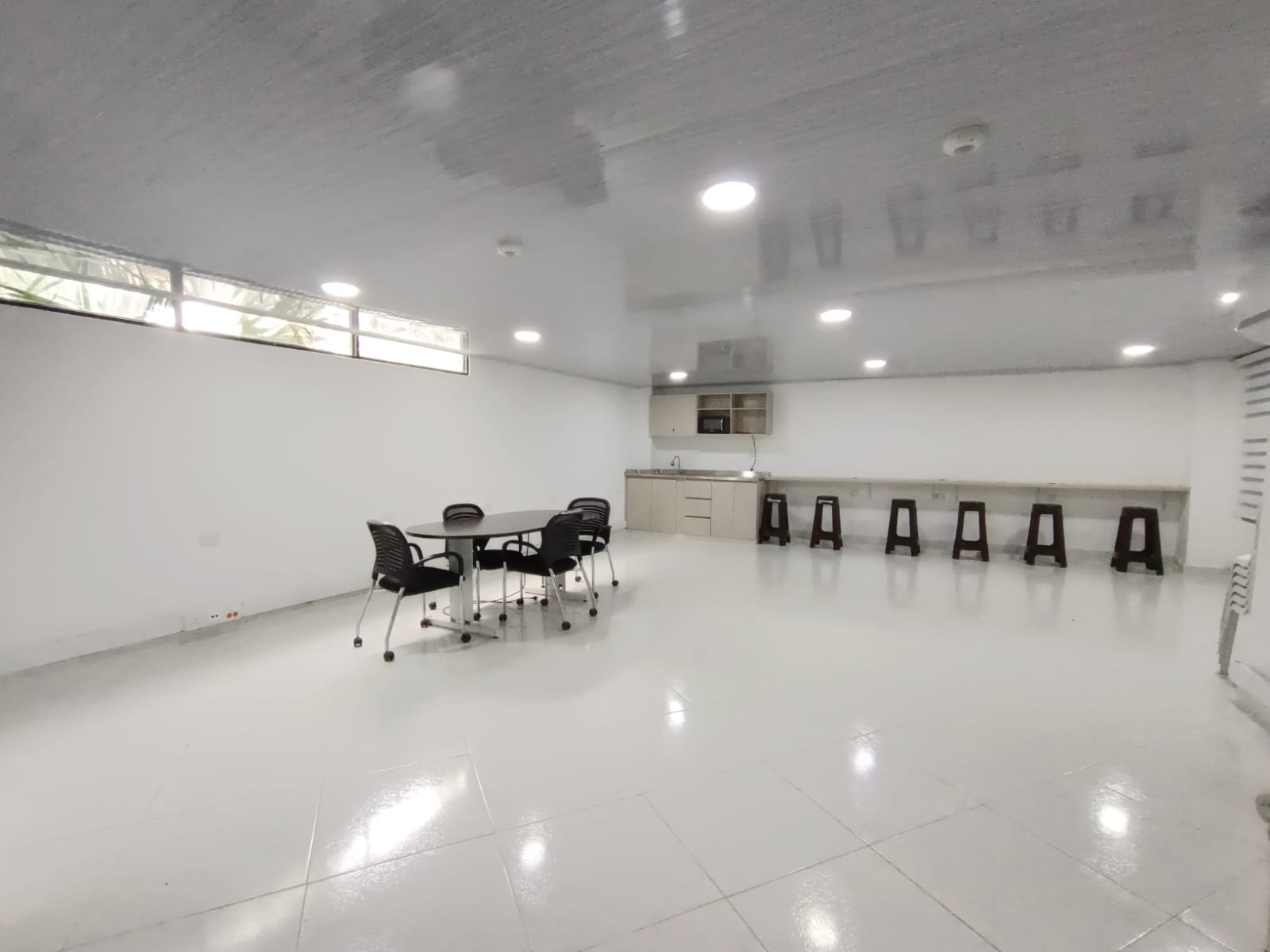 OFICINA PARA ARRIENDO Y PARA ESTRENAR EN EL BARRIO LA FLORA