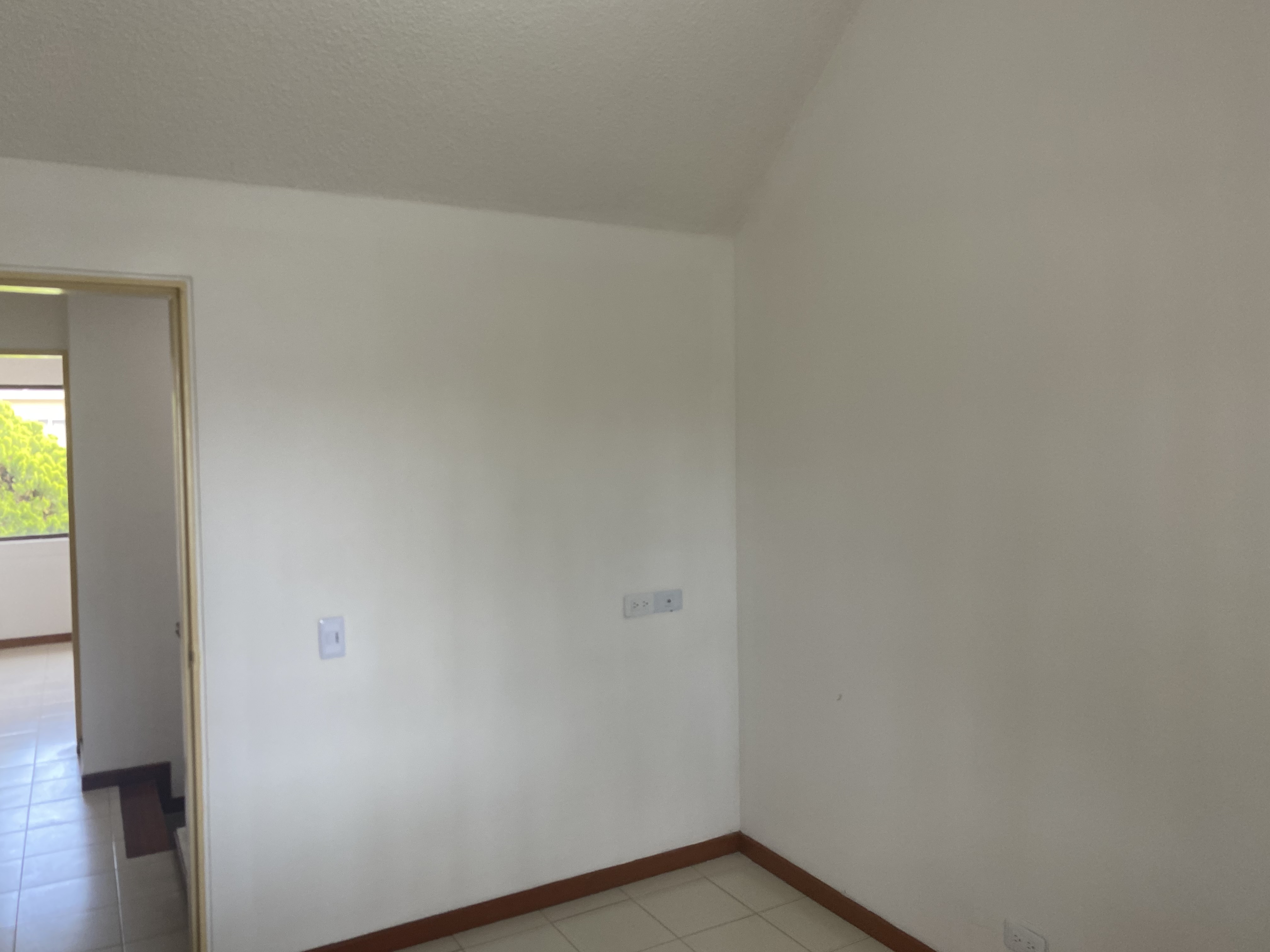 VENDO CASA DE DOS PISOS EN CONDOMINIO EN LA HACIENDA