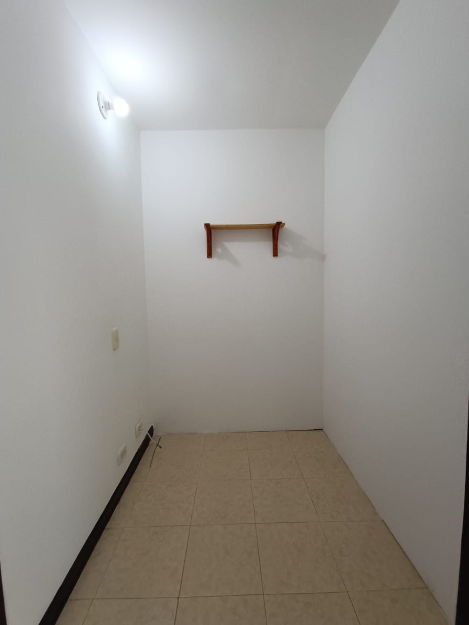 VENDO APARTAMENTO EN PISO 5 SIN ASCENSOR - EN CALICANTO