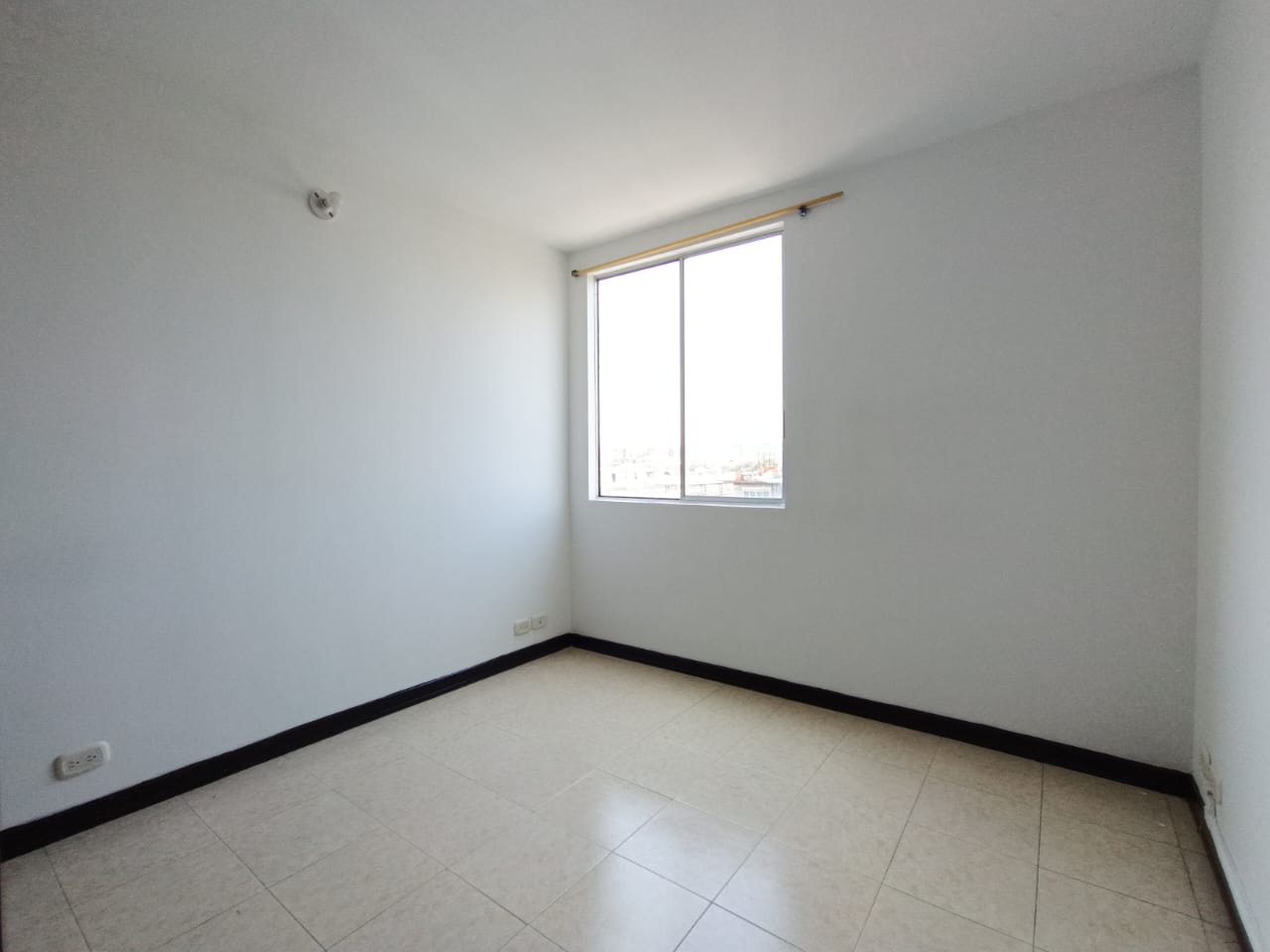 VENDO APARTAMENTO EN PISO 5 SIN ASCENSOR - EN CALICANTO