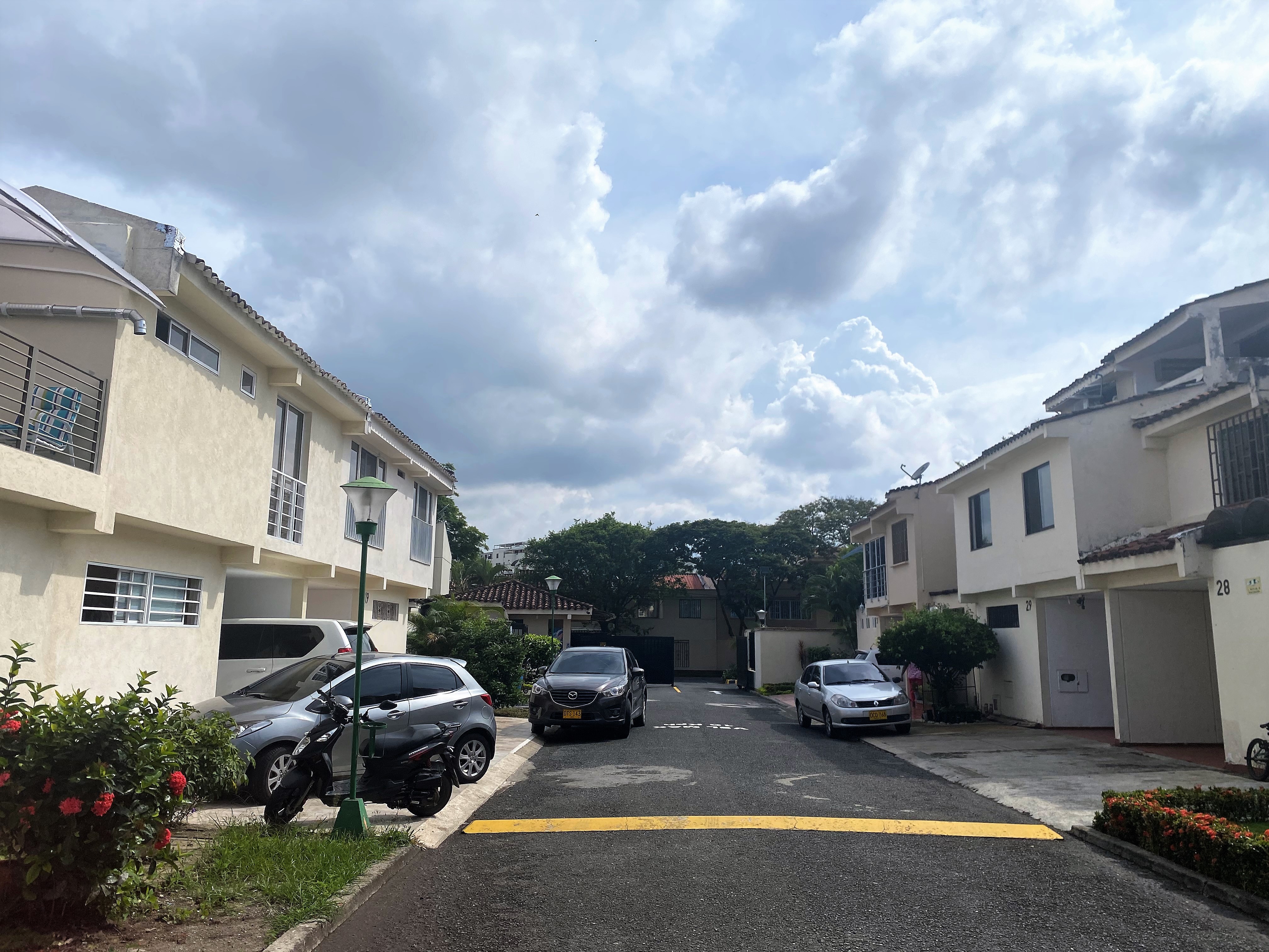 VENDO CASA DE DOS PISOS EN CONDOMINIO EN LA HACIENDA