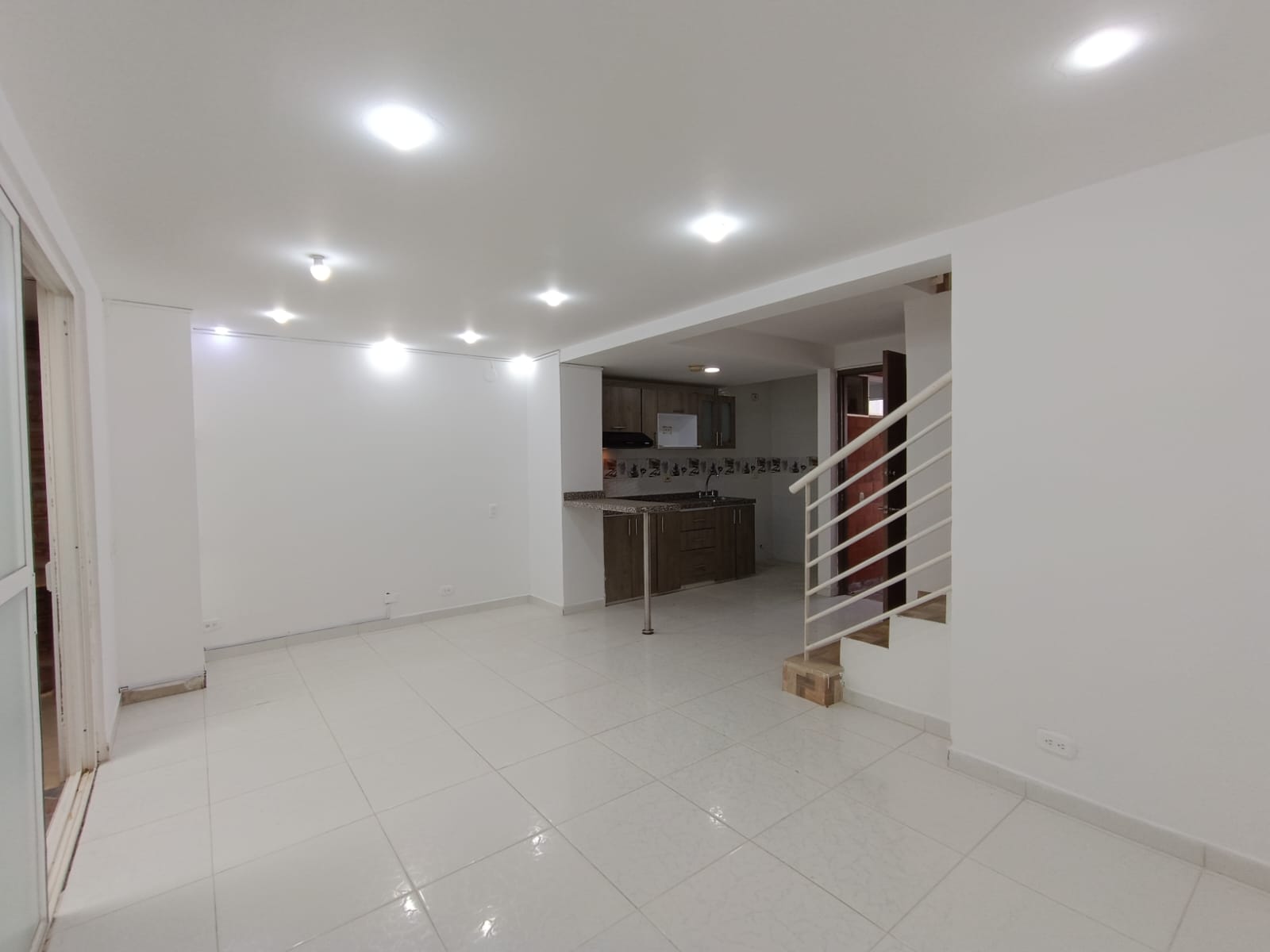 ARRIENDO CASA DE DOS PISOS EN CONJUNTO EN JAMUNDI - CONJUNTO ALEGRA