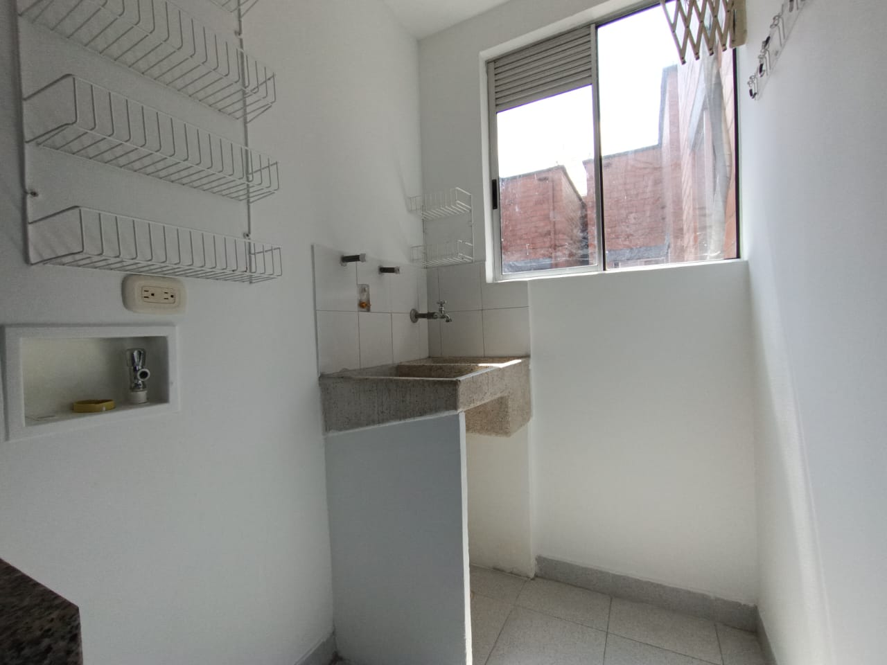 VENDO APARTAMENTO EN PISO 5 SIN ASCENSOR - EN CALICANTO