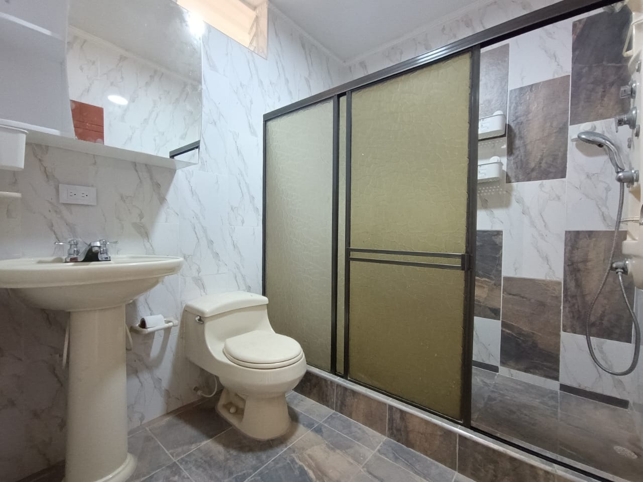 ARRIENDO CASA PRIMER PISO EN PROPIEDAD HORIZONTAL-BARRIO SAN JUDAS