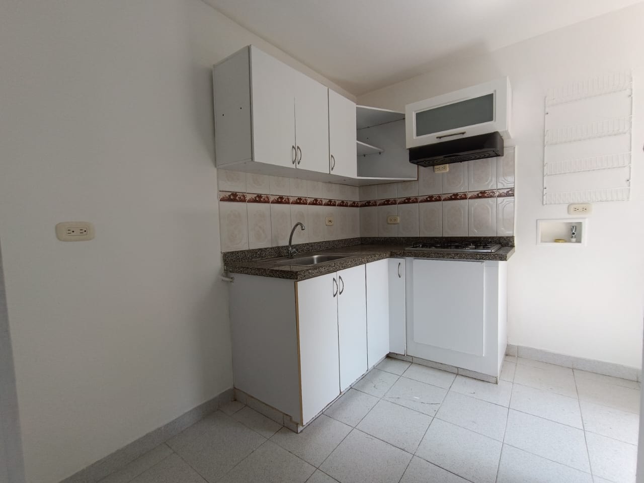VENDO APARTAMENTO EN PISO 5 SIN ASCENSOR - EN CALICANTO