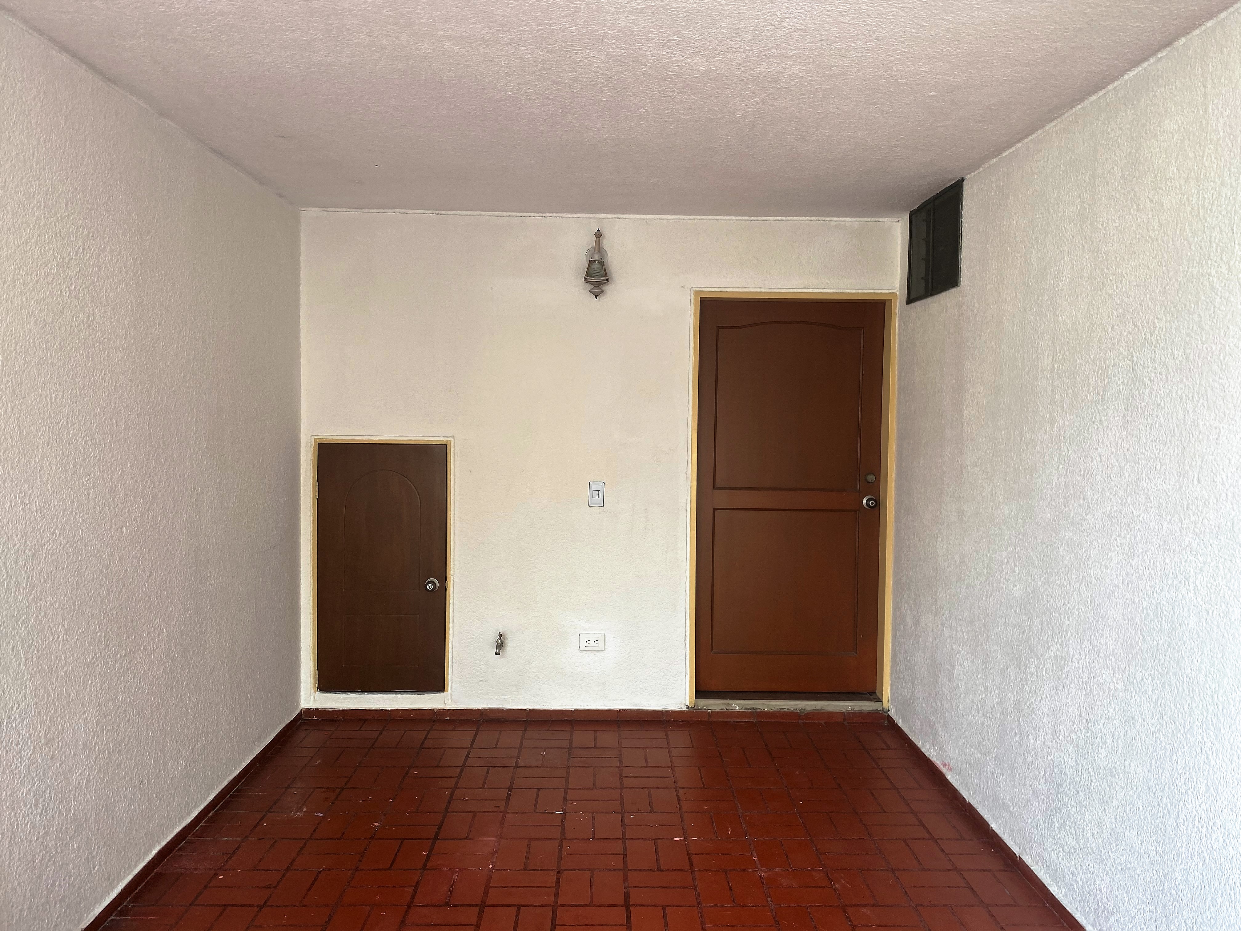 VENDO CASA DE DOS PISOS EN CONDOMINIO EN LA HACIENDA