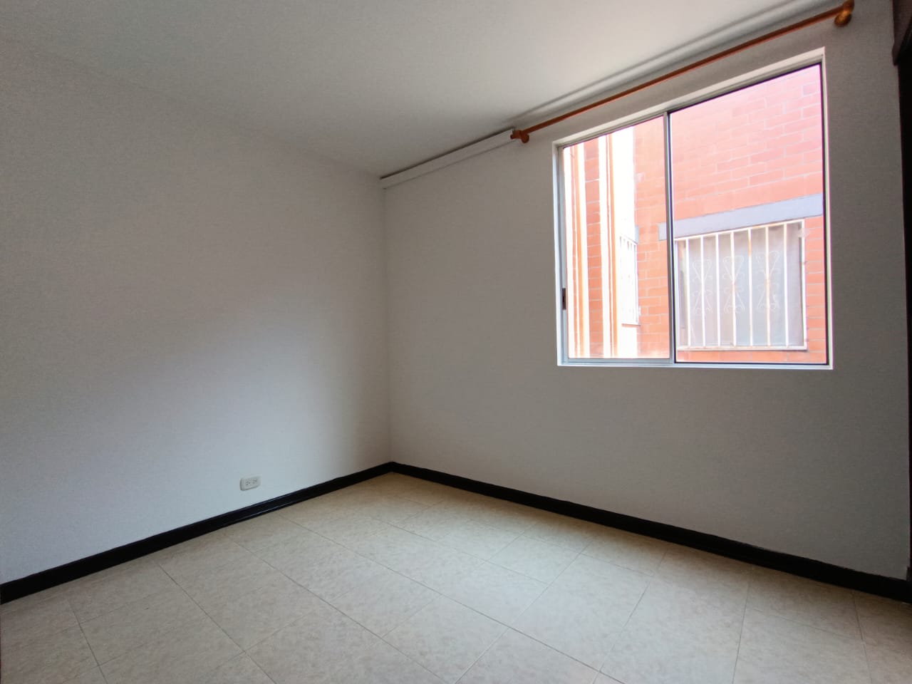 VENDO APARTAMENTO EN PISO 5 SIN ASCENSOR - EN CALICANTO