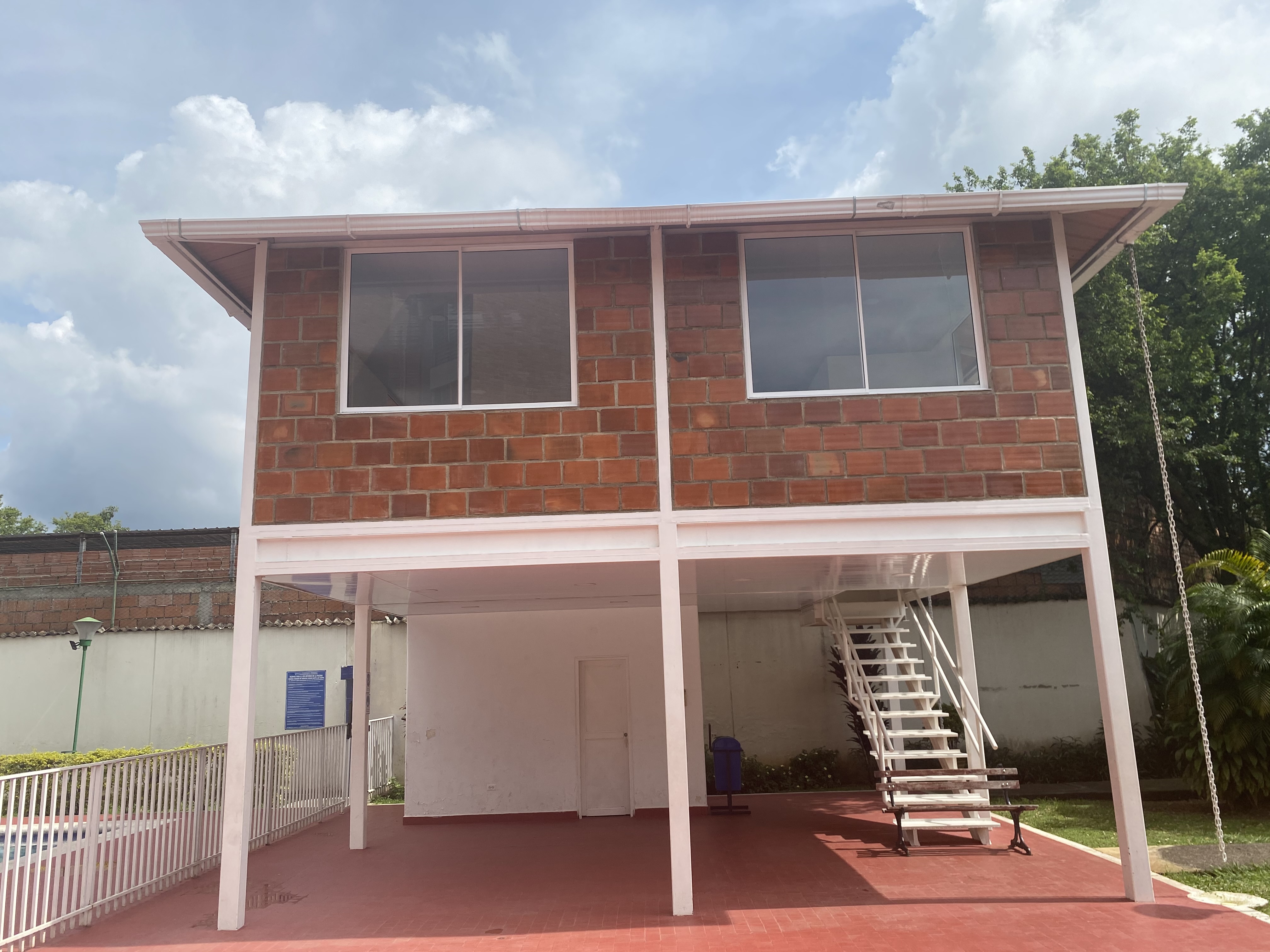 VENDO CASA DE DOS PISOS EN CONDOMINIO EN LA HACIENDA