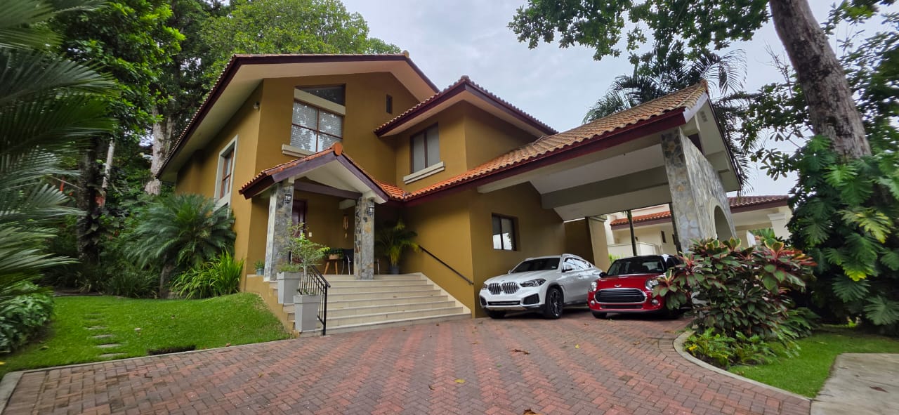 VENTA  ELEGANTE CASA SENDEROS CAMINO DE CRUCES 