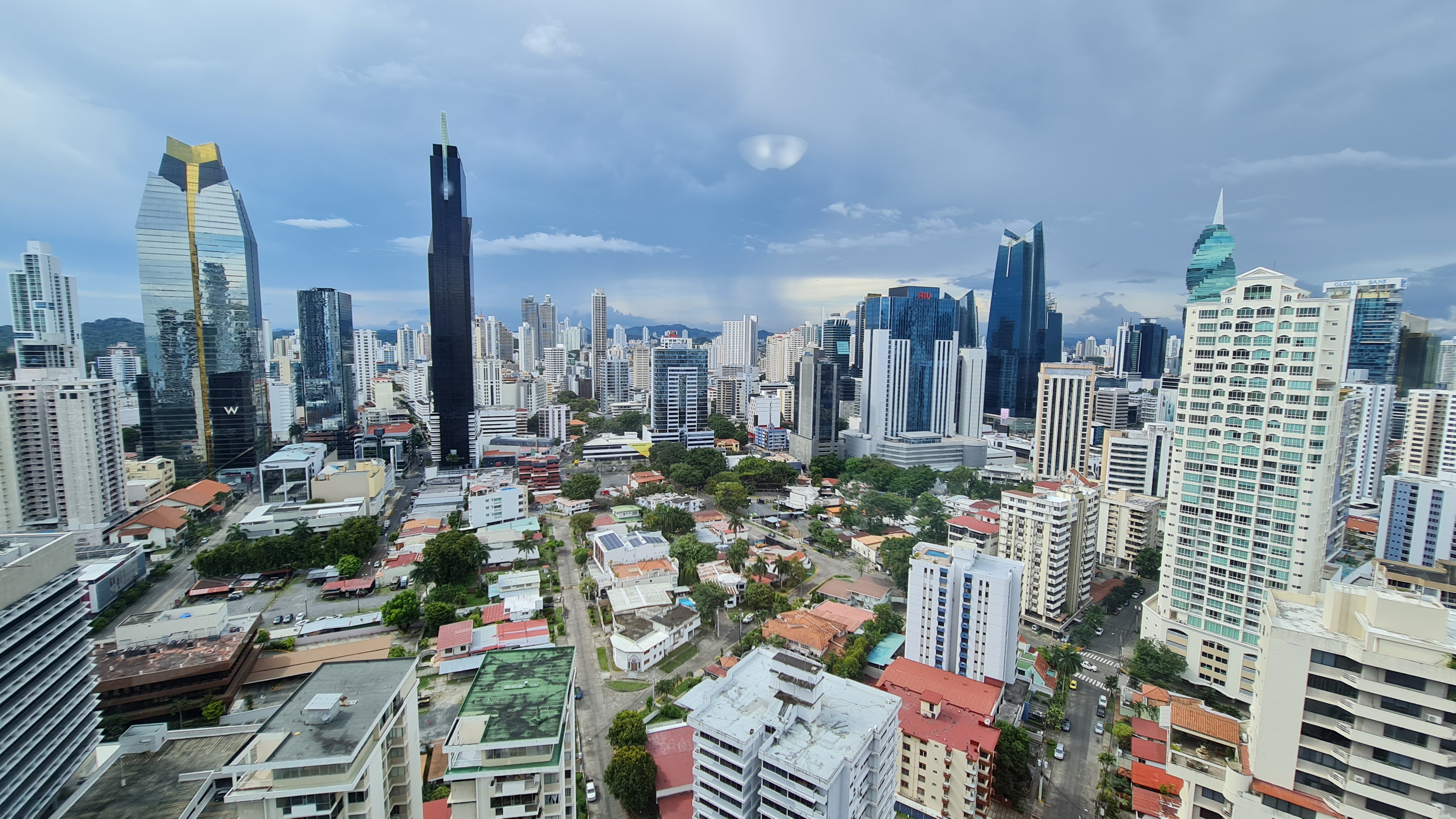 Se Alquila apartamento en PH  Sol Marina Full Amueblado Marbella