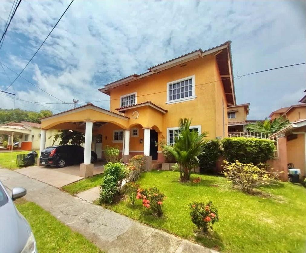 VENDO CASA EN URB. ALTOS DE MARIA LETICIA LA CHORRERA