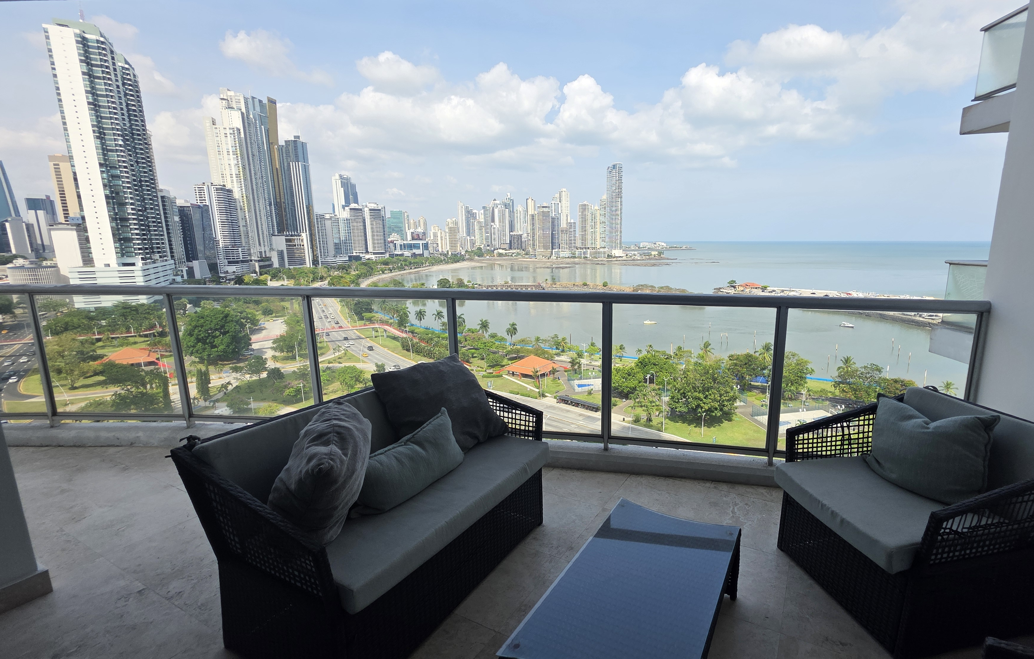 Se vende o Alquila apartamento de 3 Recamara en, Avenida Balboa 