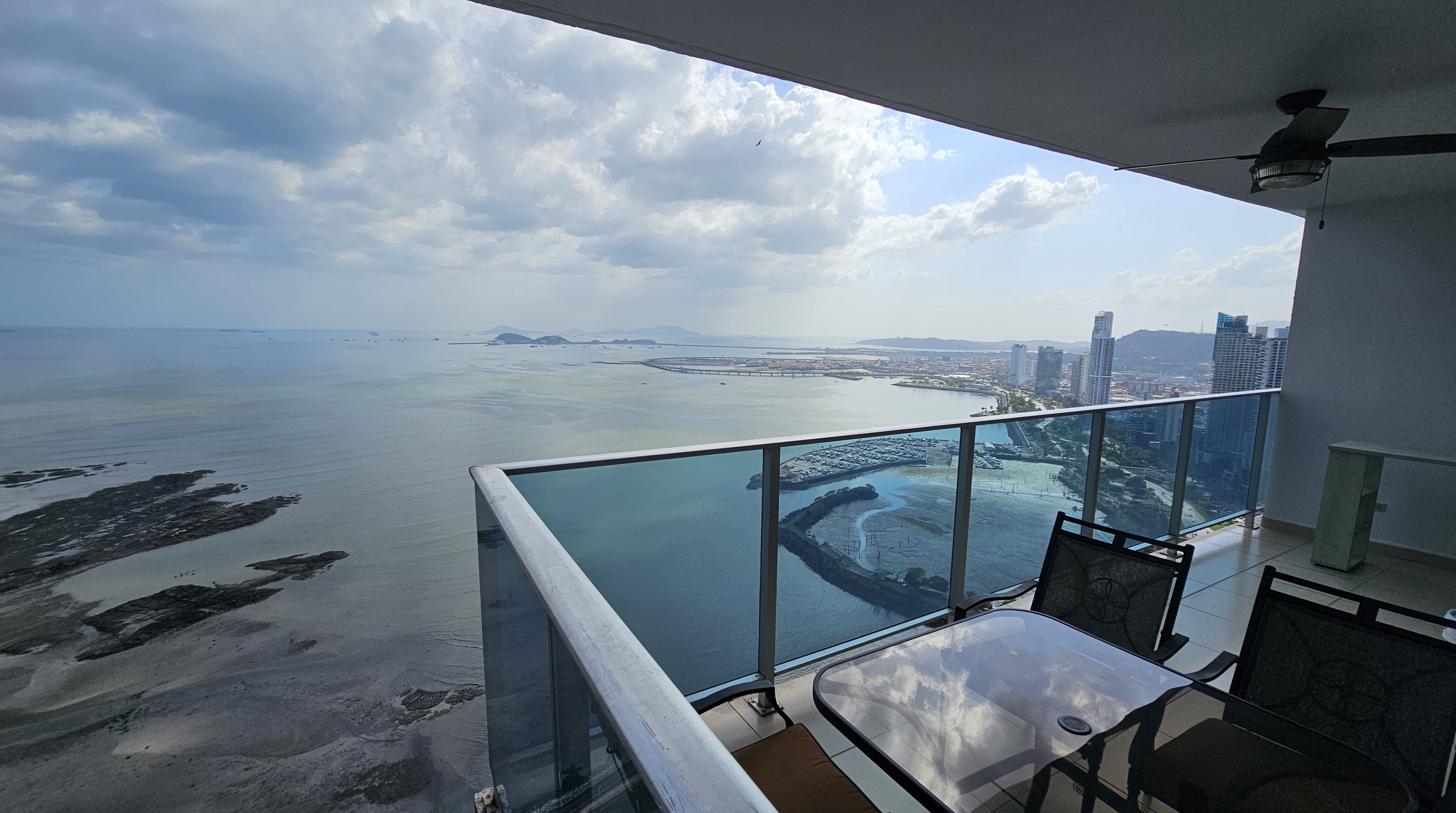 Se vende o Alquila apartamento en PH Water, Avenida Balboa