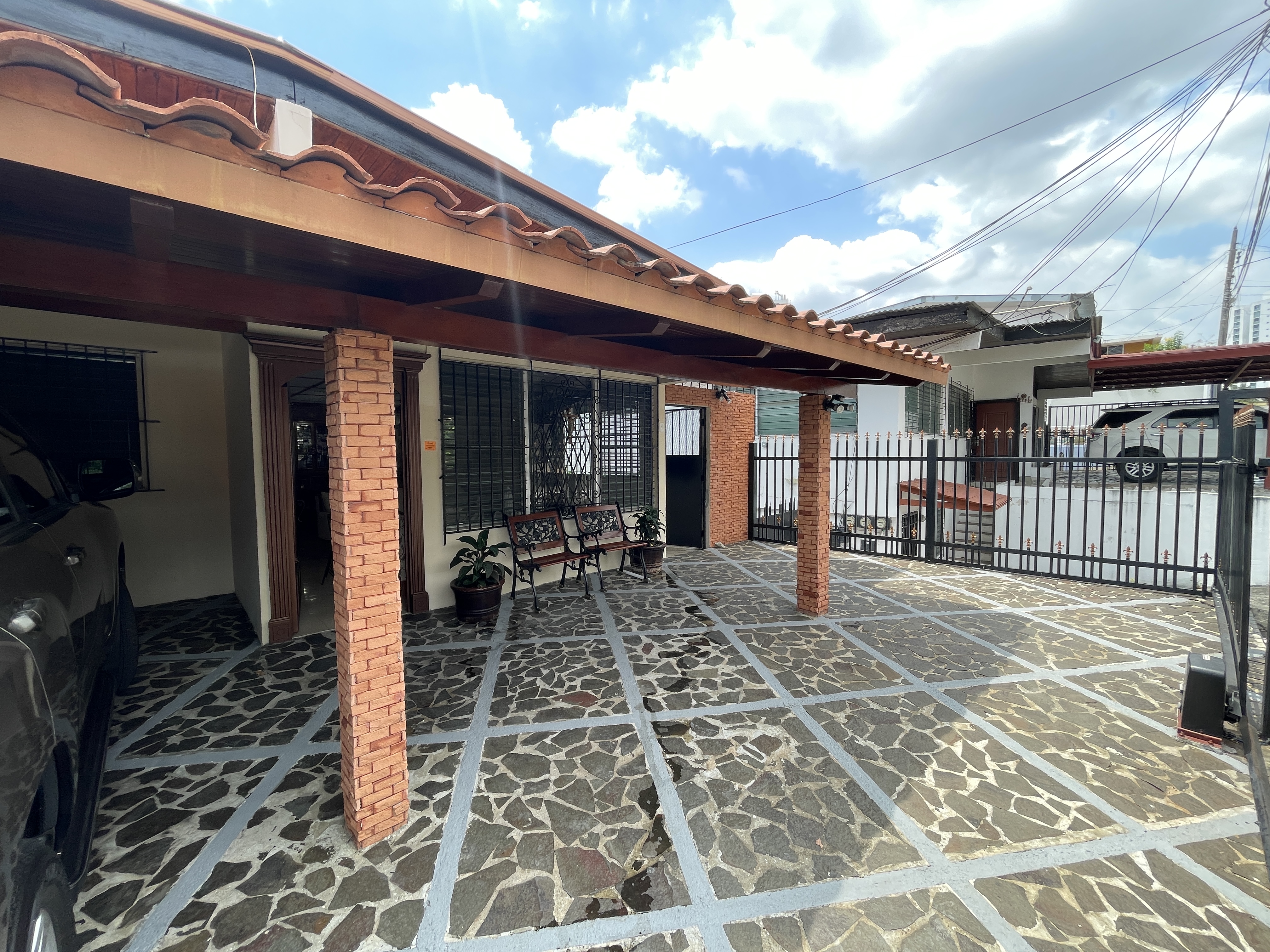 Venta de Casa con Dos Residencias Independientes en Betania, Panama   
