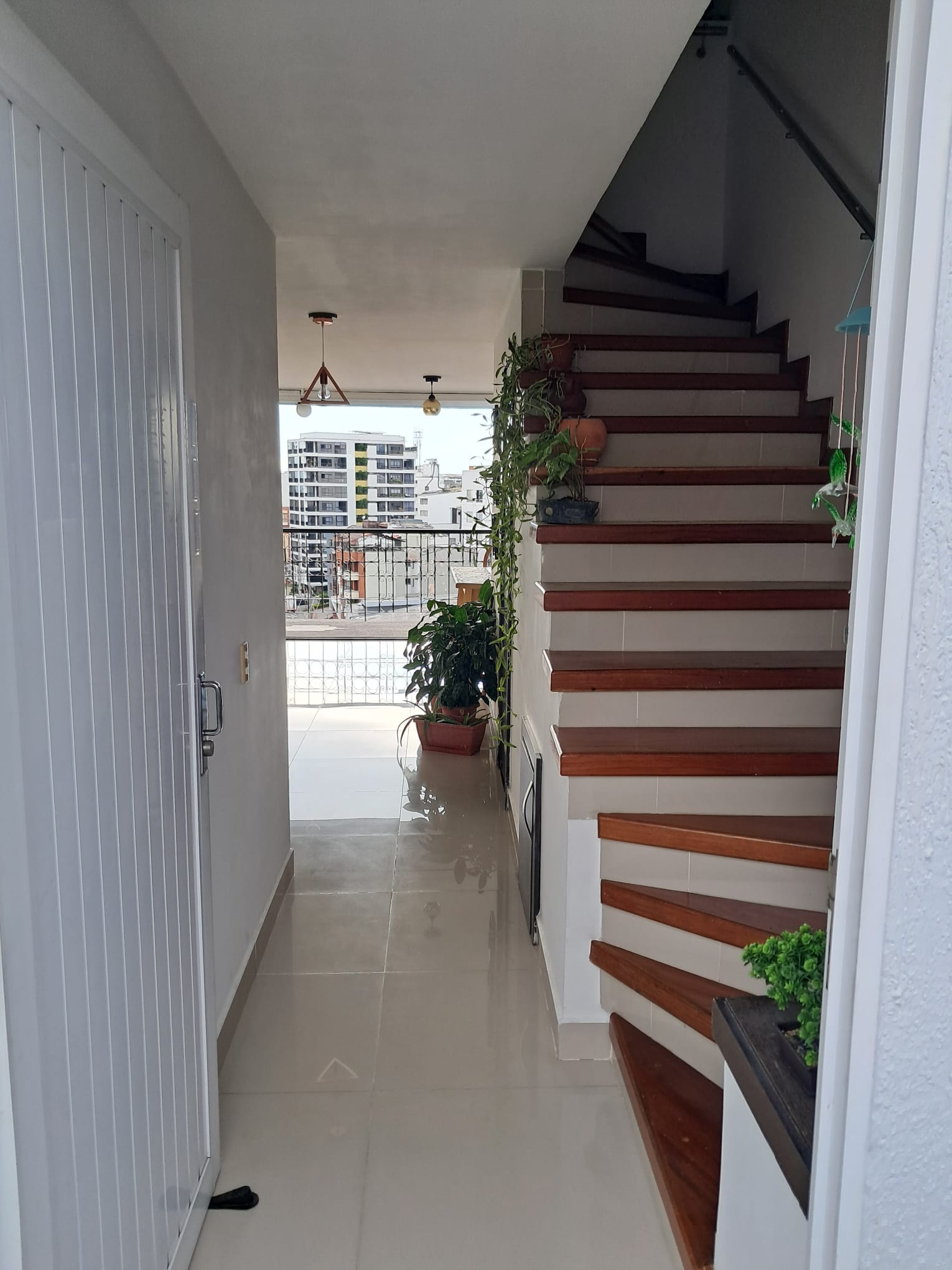 Apartamento dúplex de 3 habitaciones con dos balcones en Armenia