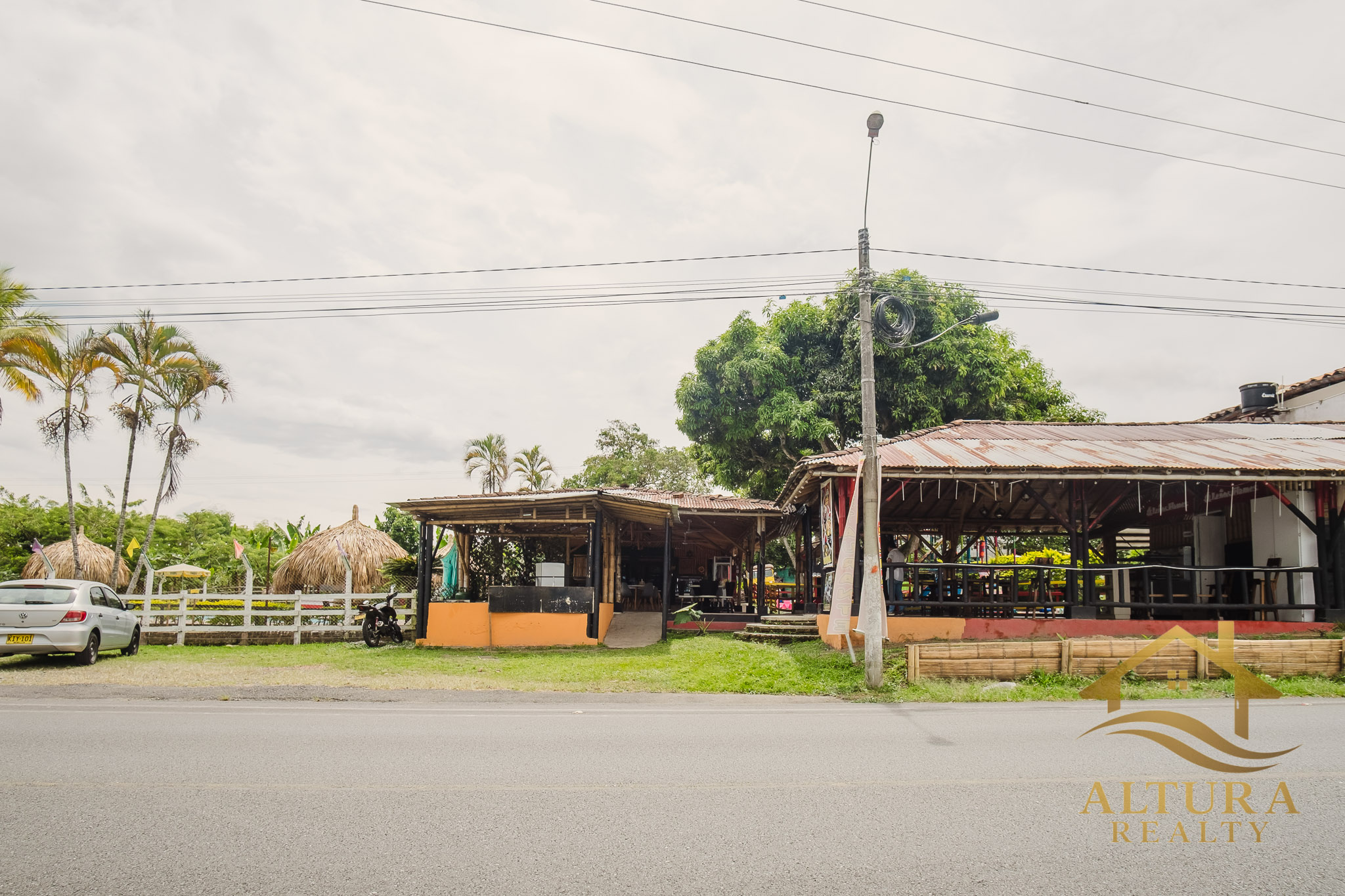 SE VENDE RESTAURANTE CON GRANJA TURISTICA CERCA AL PARQUE DEL CAFE