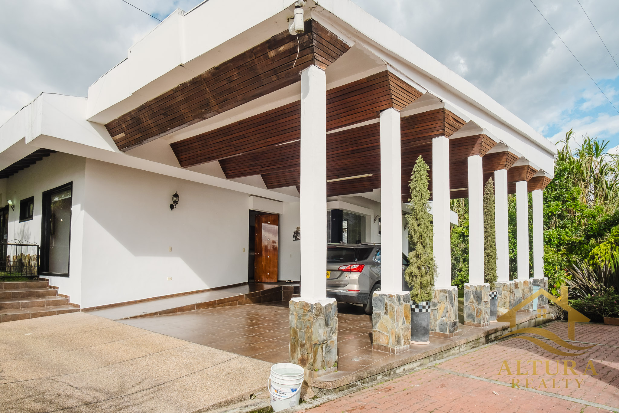 SE VENDE CASA EN CONJUNTO CERRADO A 5 MINUTOS DE ARMENIA