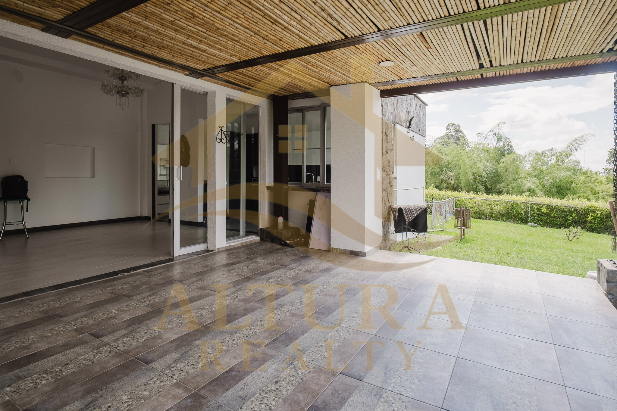 SE VENDE CASA CAMPESTRE ENTRE CIRCASIA Y ARMENIA CONJUNTO CERRADO