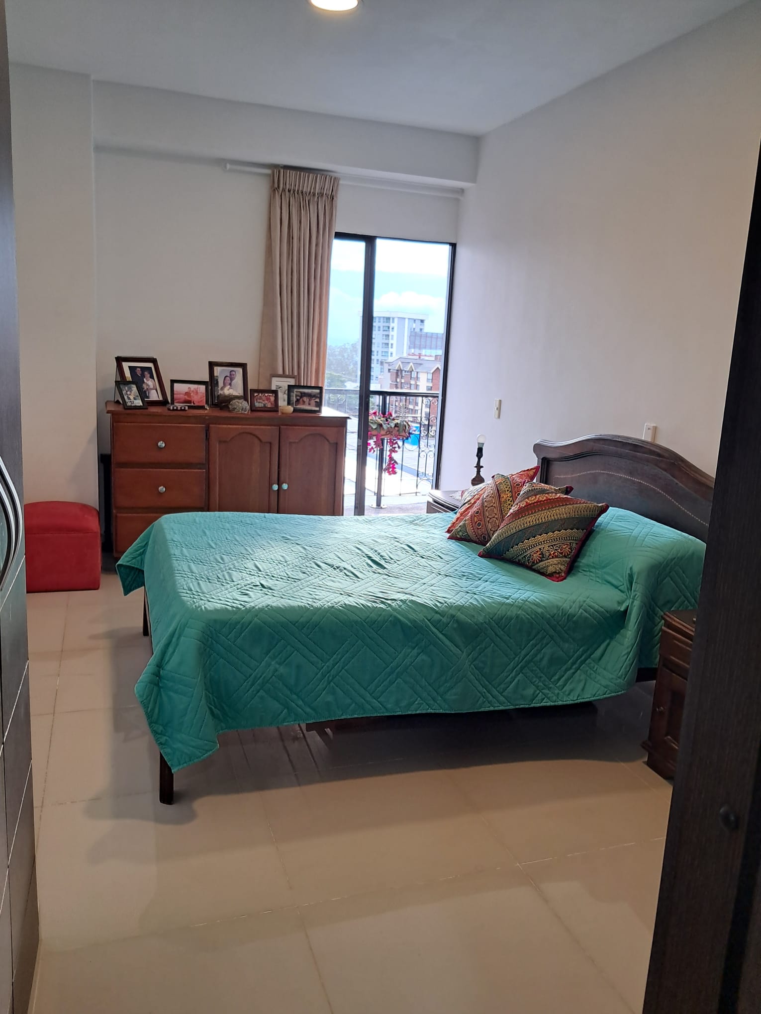 Apartamento dúplex de 3 habitaciones con dos balcones en Armenia