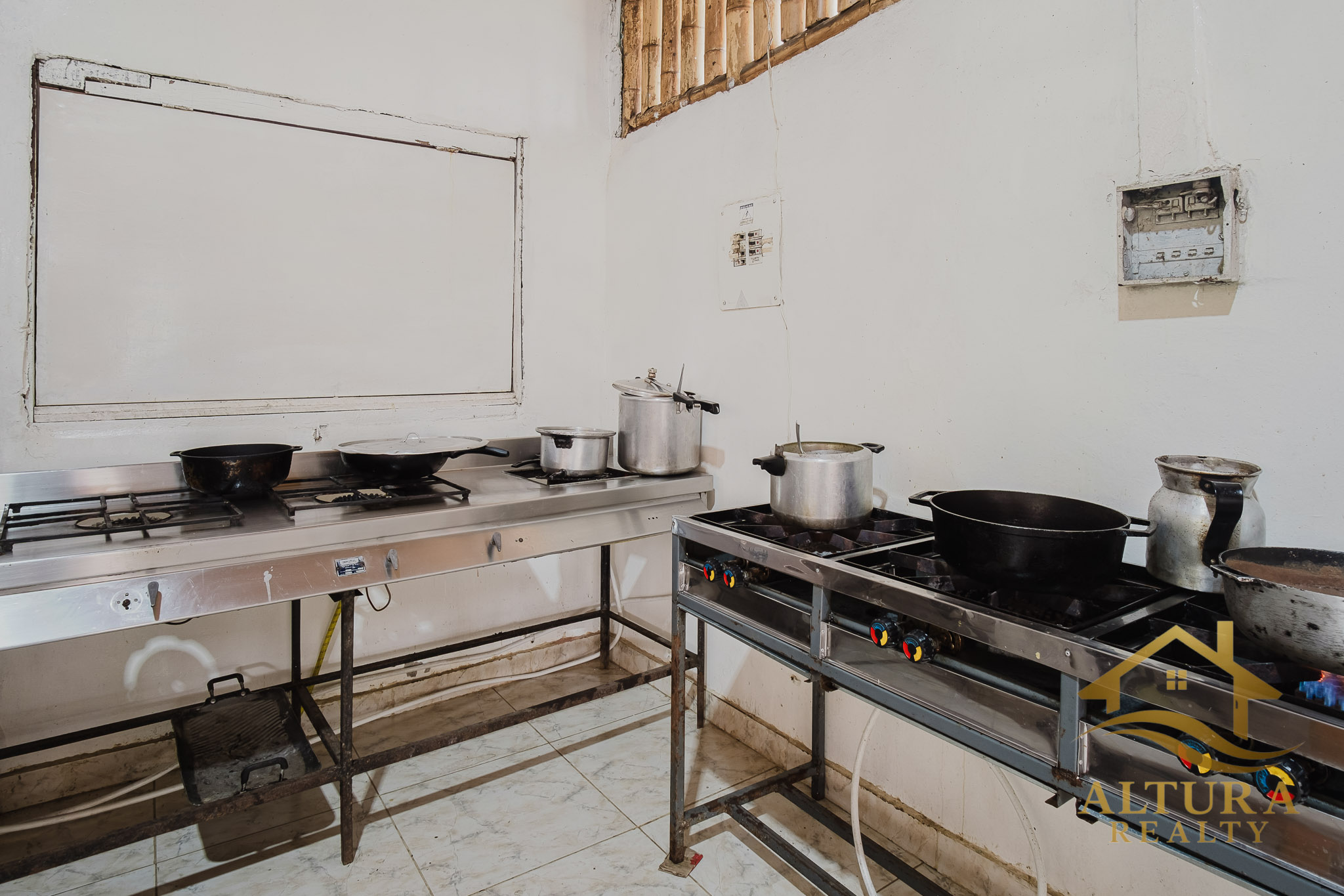 SE VENDE RESTAURANTE CON GRANJA TURISTICA CERCA AL PARQUE DEL CAFE