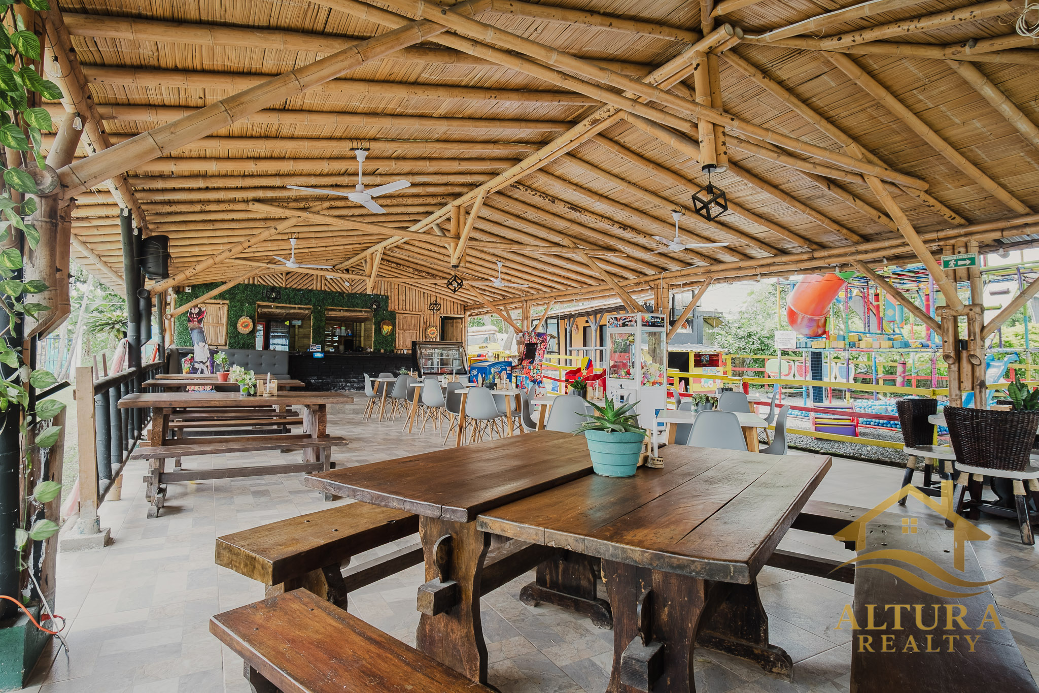 SE VENDE RESTAURANTE CON GRANJA TURISTICA CERCA AL PARQUE DEL CAFE