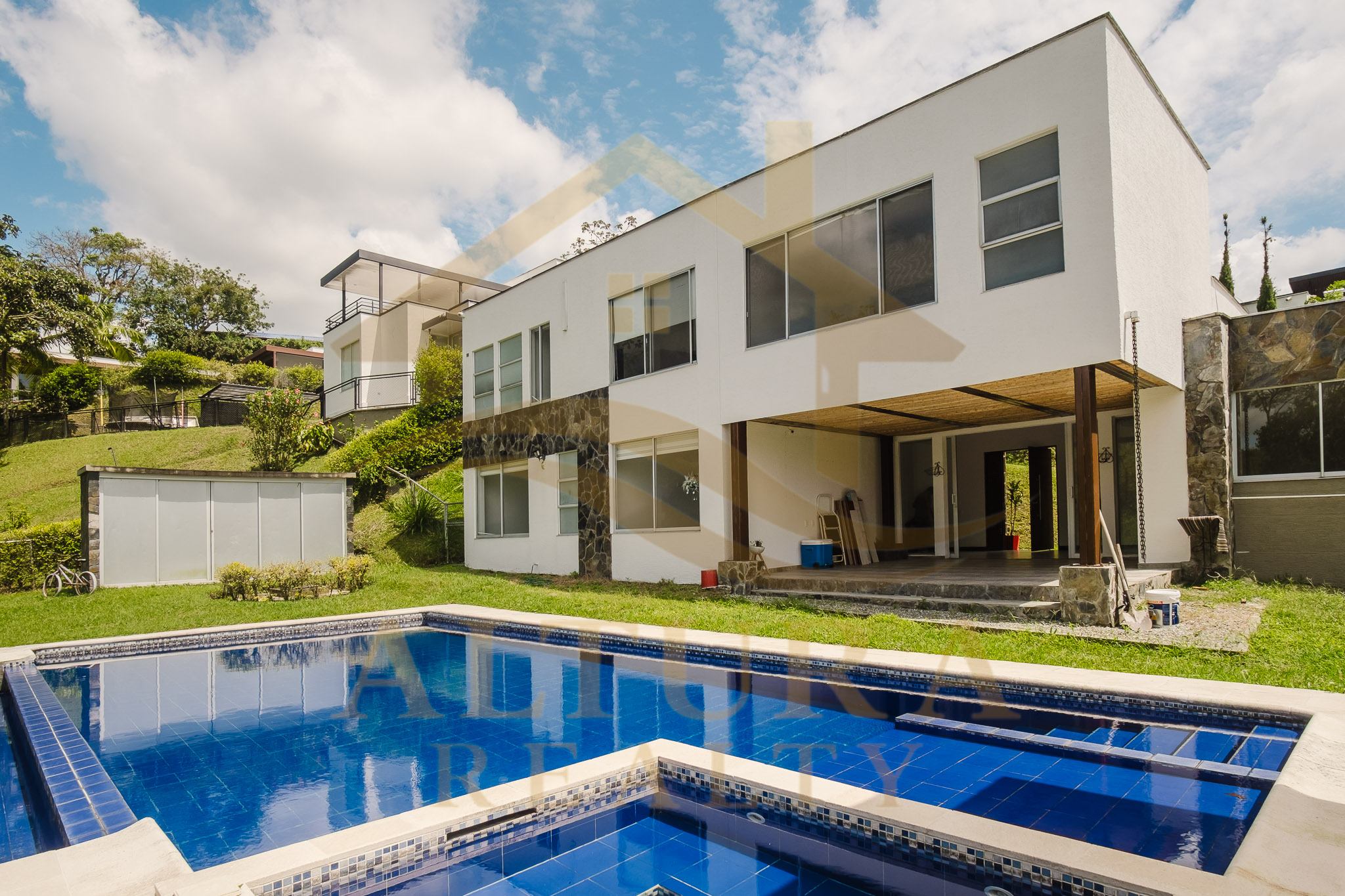 SE VENDE CASA CAMPESTRE ENTRE CIRCASIA Y ARMENIA CONJUNTO CERRADO